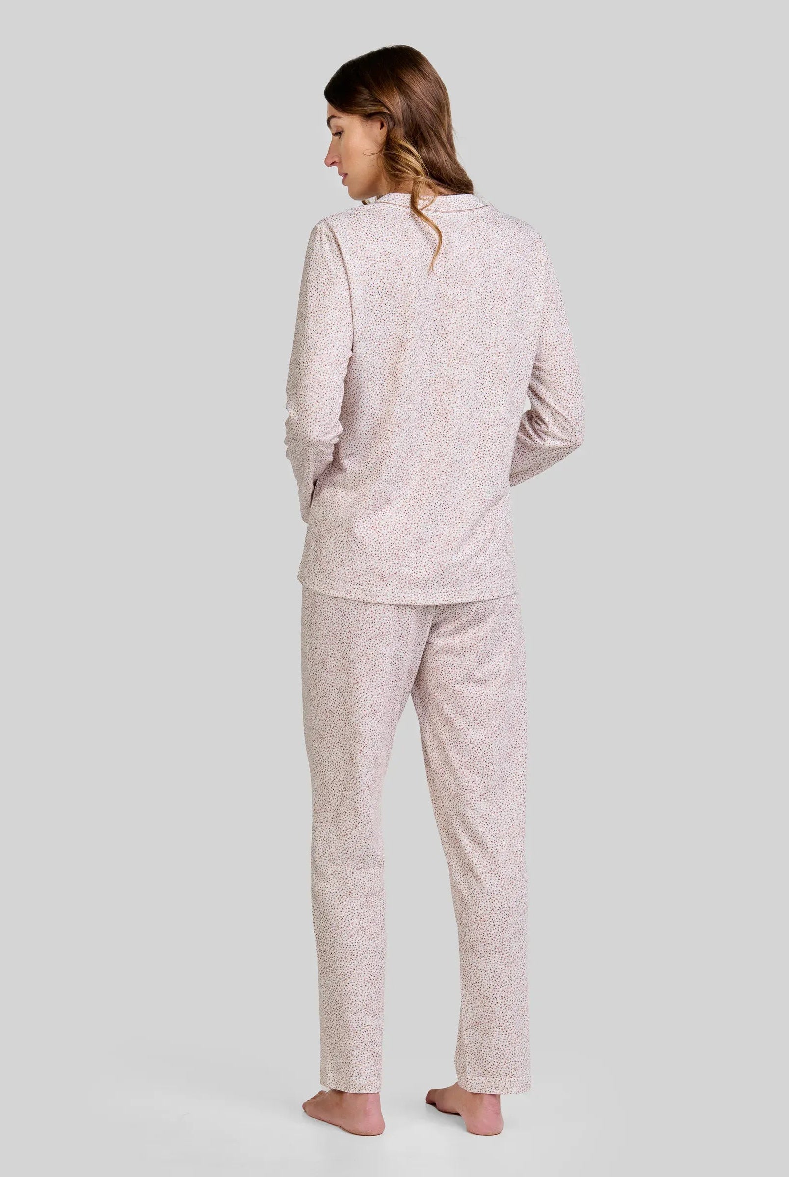 vista trasera de mujer con pijama de invierno manga larga en camel con florecitas