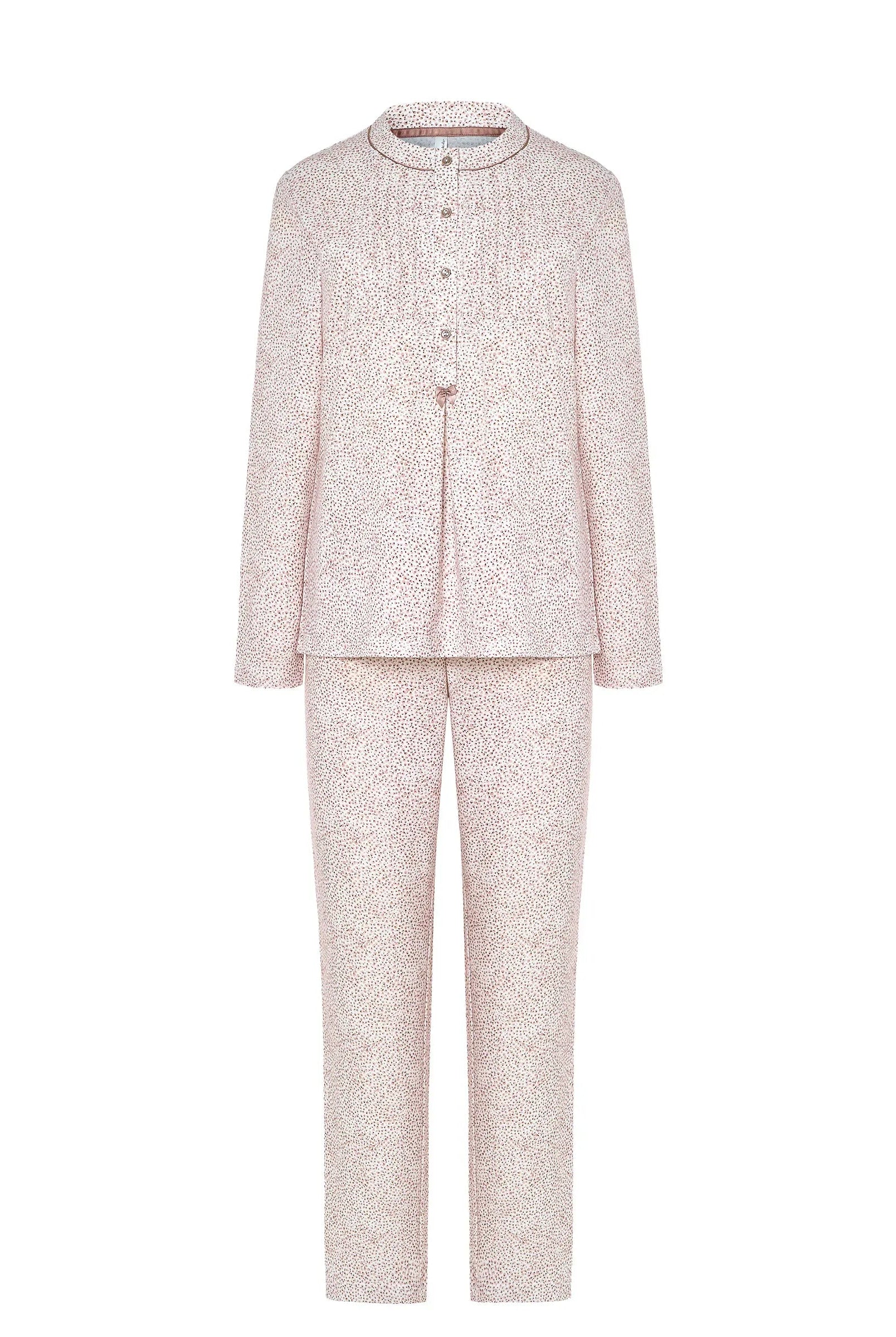 Pijama cómodo de mujer estampado florecitas camel con escote redondo, abotonado manga larga y pantalón largo.