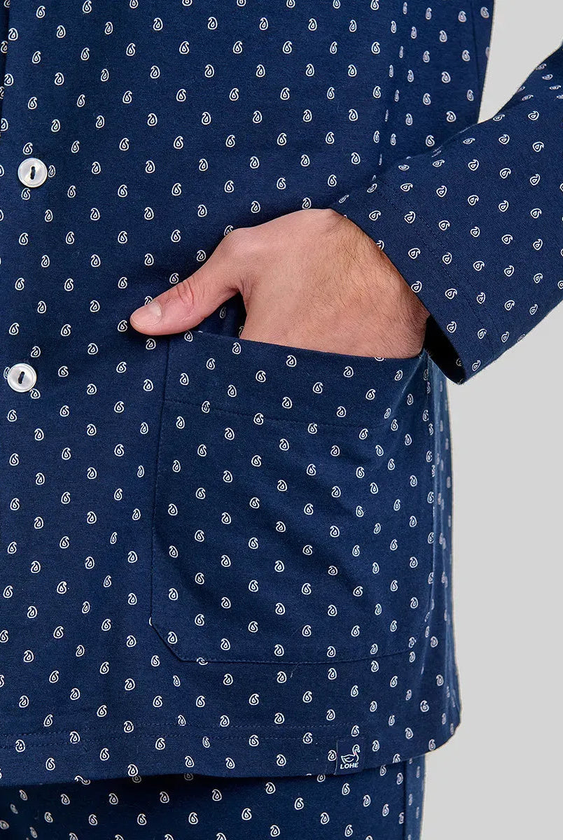 Detalle de bolsillo de chaquetilla abotonada de pijama caballero para invierno azul marino con bolsillos
