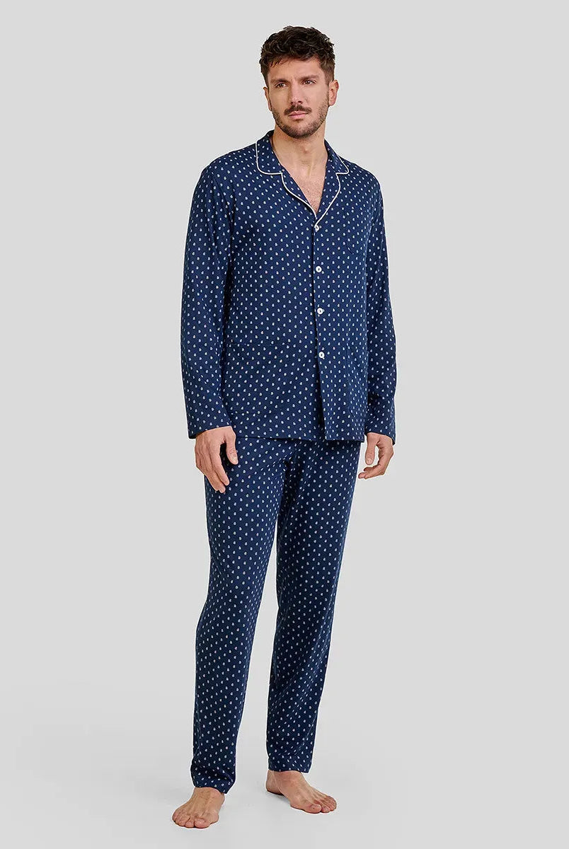 Hombre con pijama camisero largo de invierno azul marino estampado cachemires y bolsillos