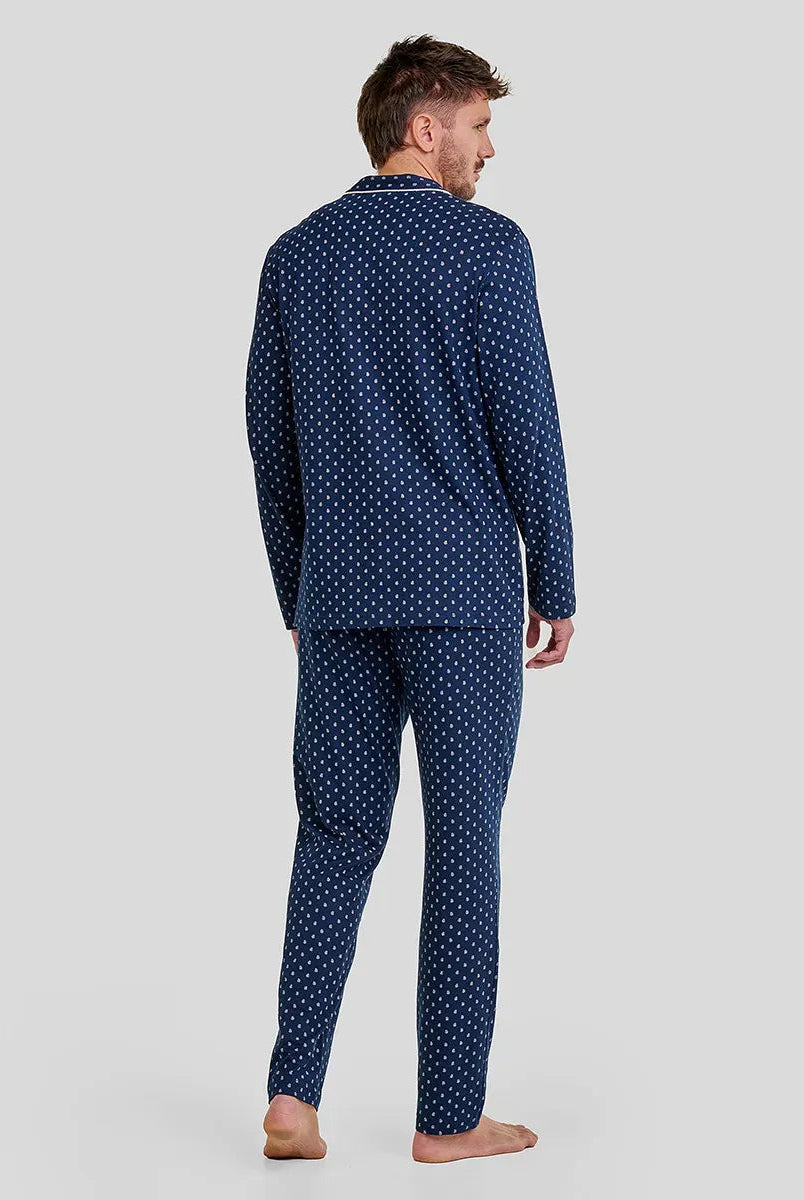 Hombre de espaldas con pijama largo de invierno azul marino