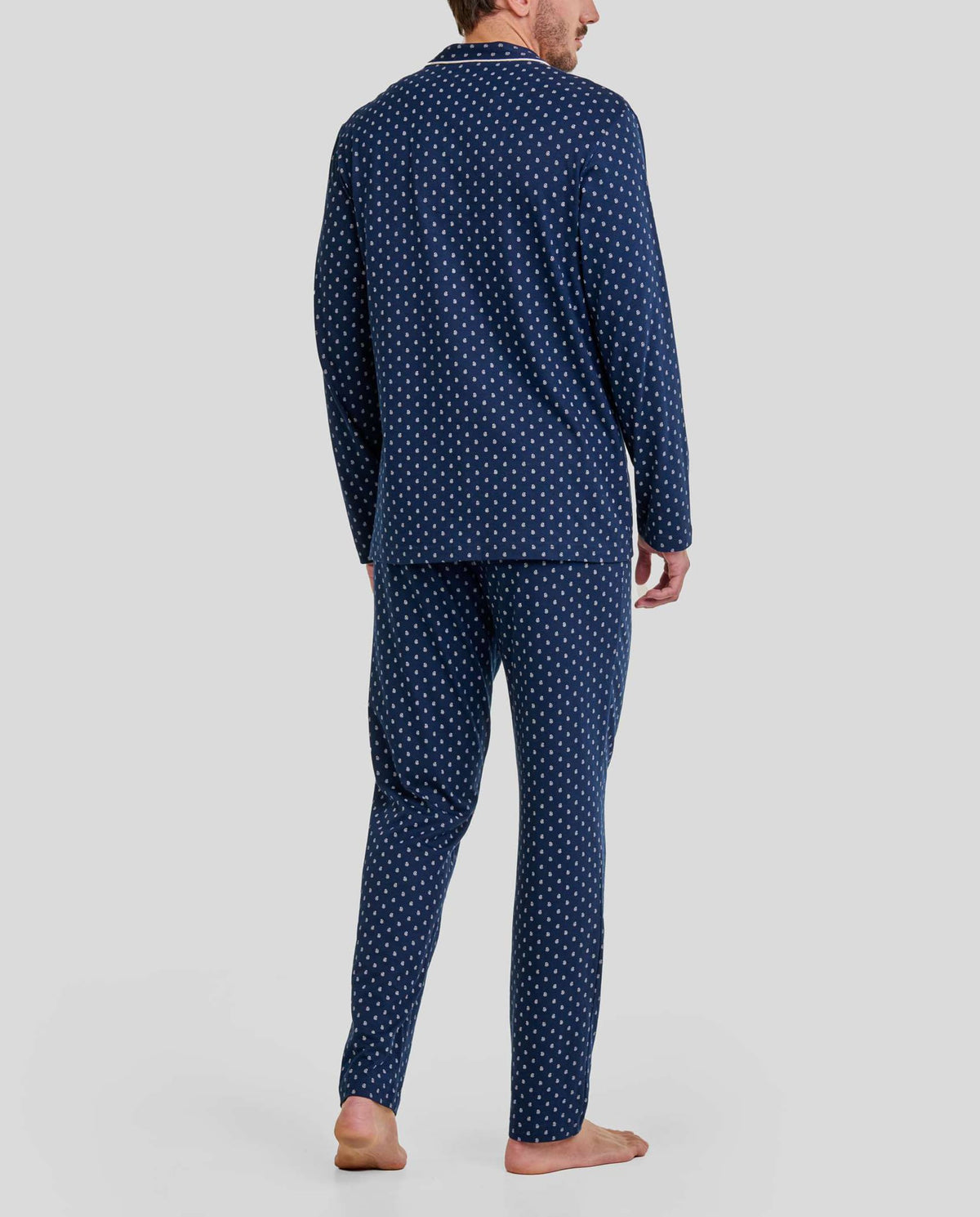 Hombre de espaldas con pijama largo de invierno azul marino