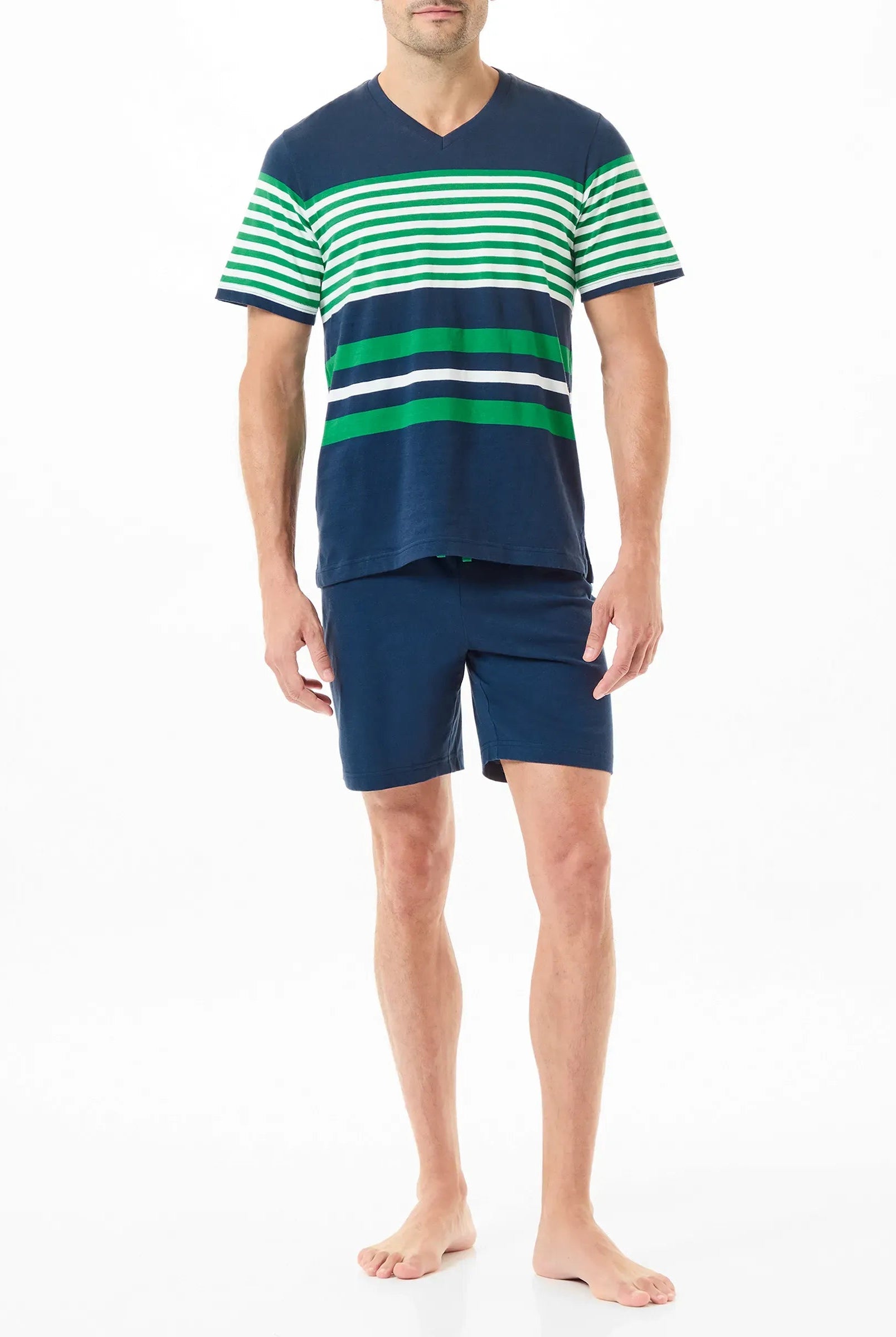 Vista trasera de hombre con pijama de verano corto azul marino a rayas verde
