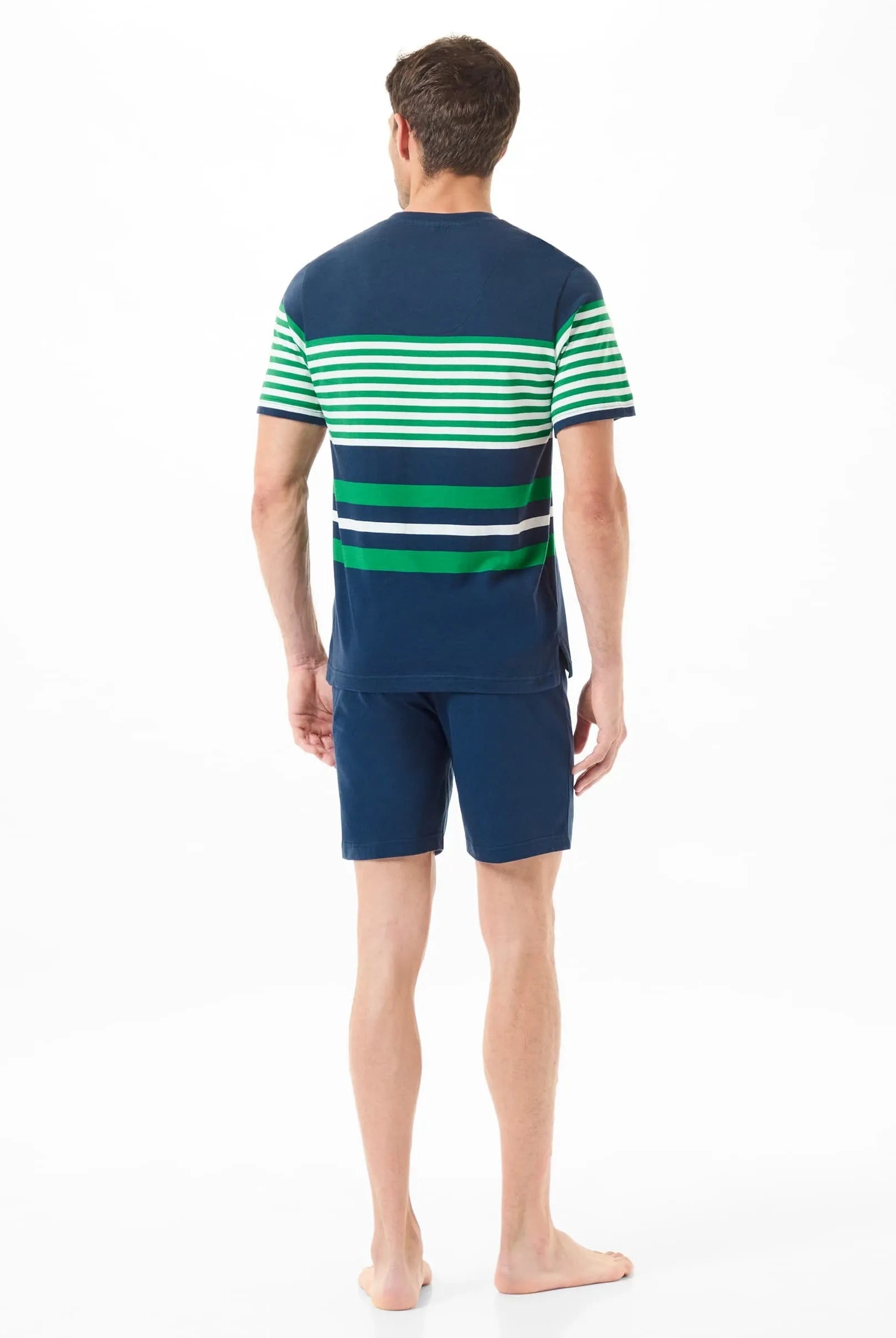 Hombre con camiseta de pijama de verano a rayas y pantalones cortos