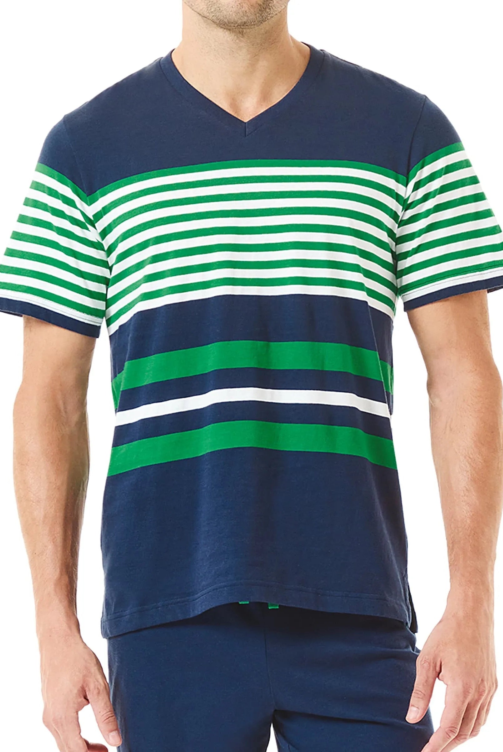 Hombre con camiseta de pijama de rayas grises y pantalones cortos para verano