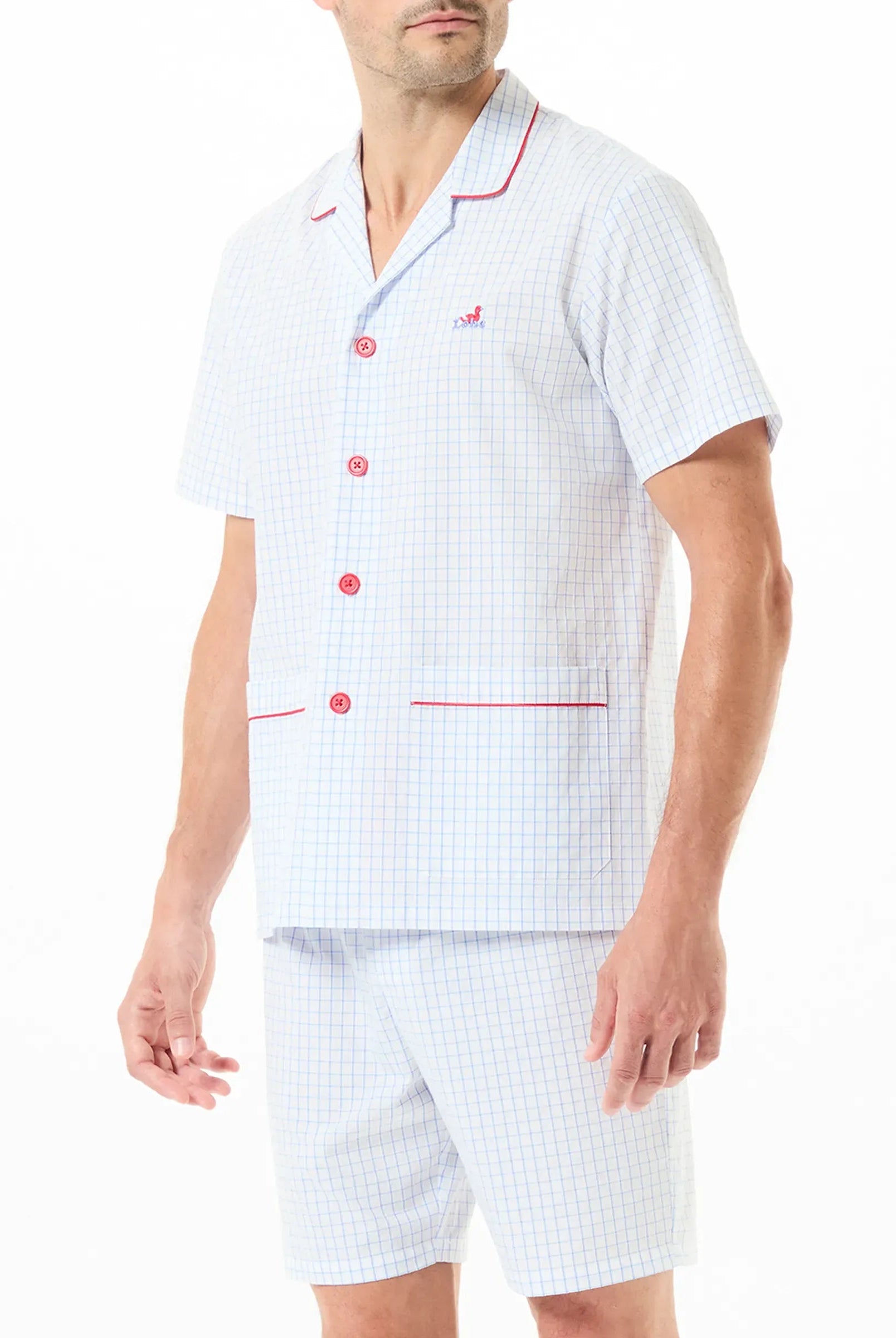 Hombre posa con pijama de verano de chaqueta abierta con botones y manga corta