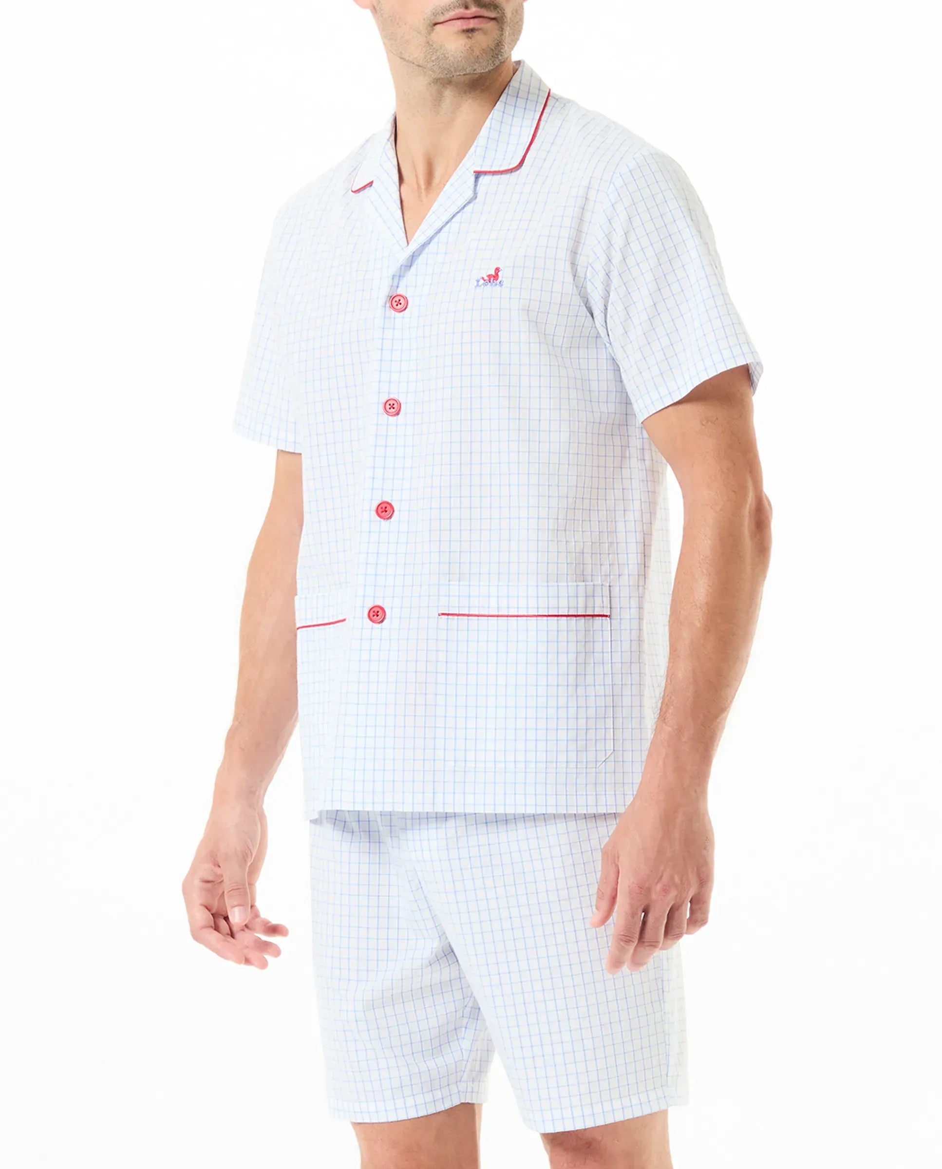 Hombre posa con pijama de verano de chaqueta abierta con botones y manga corta