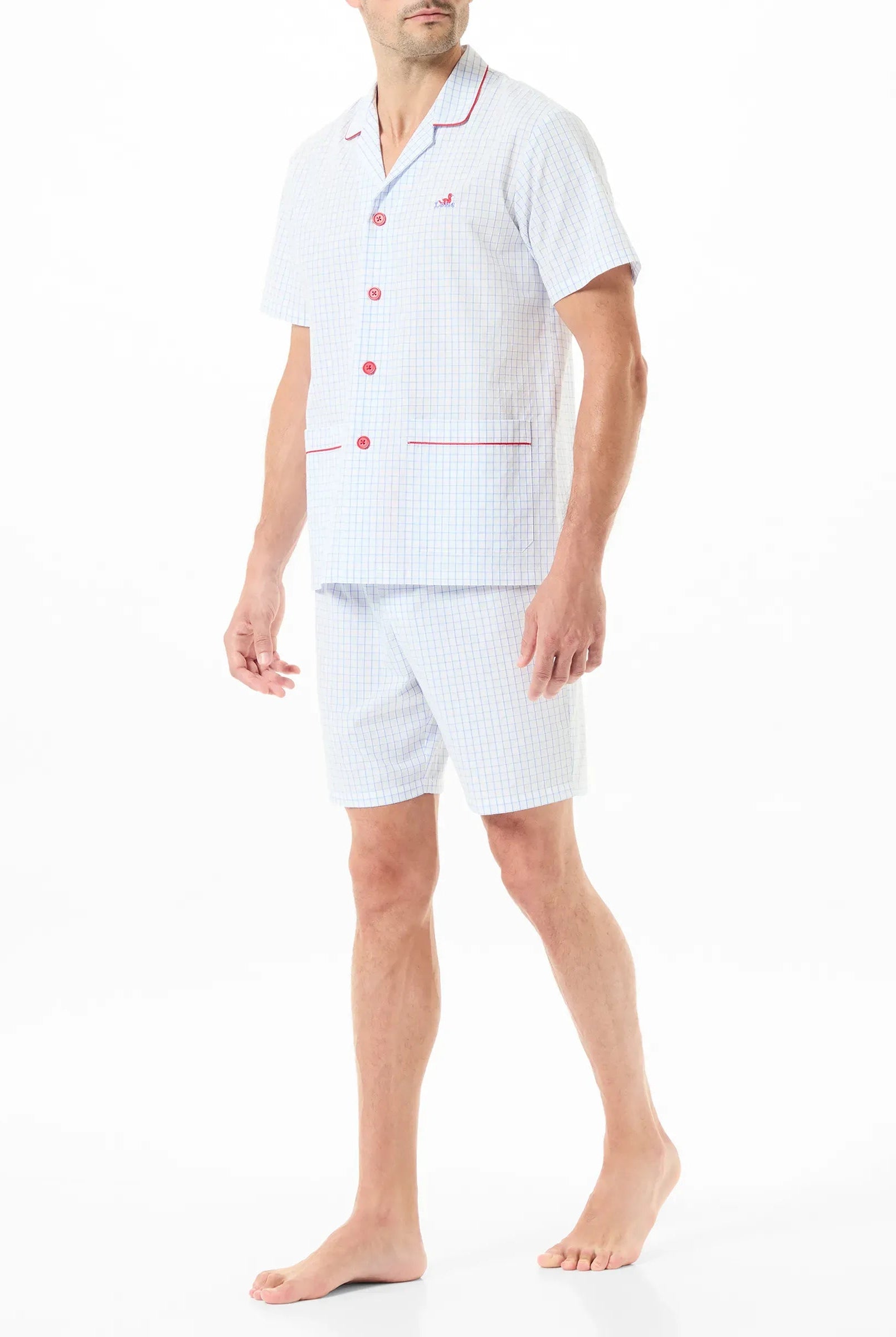 Vista trasera de hombre con pijama de manga corta para verano con estampado de cuadros