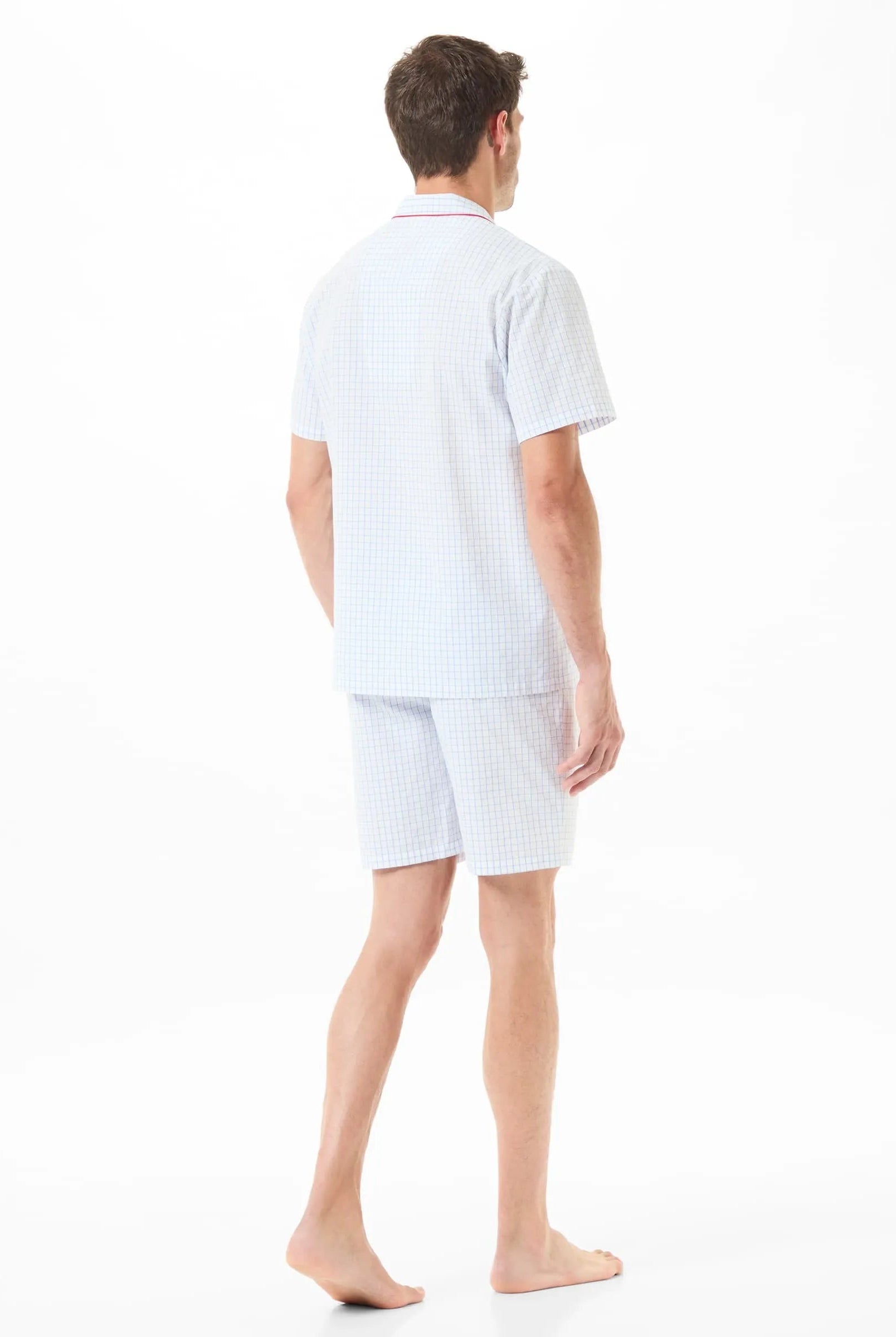 Pijama corto de hombre, estampado en cuadros, chaqueta abierta con botones en contraste, pantalón corto.