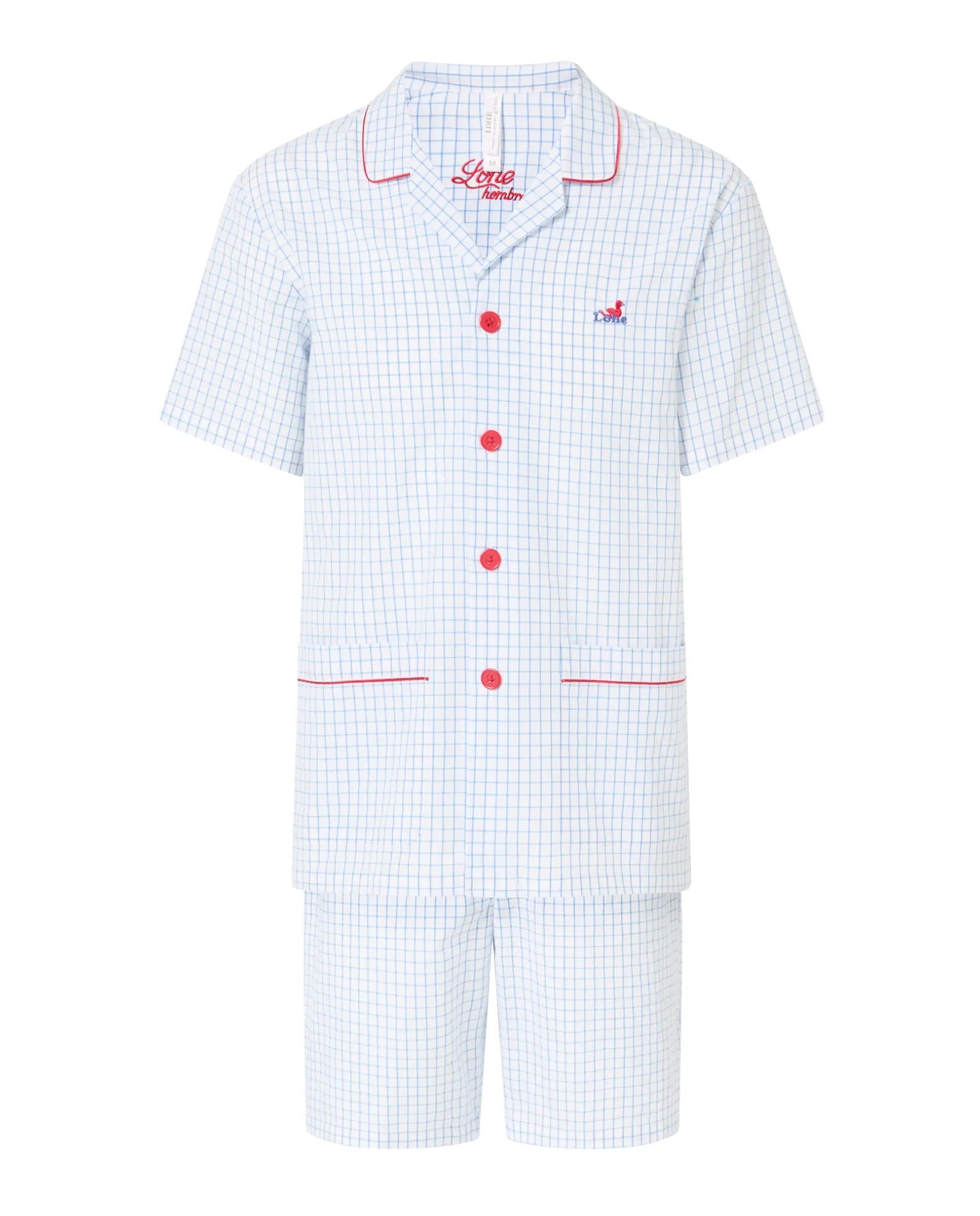 Hombre con camiseta de pijama de rayas grises y pantalones cortos para verano