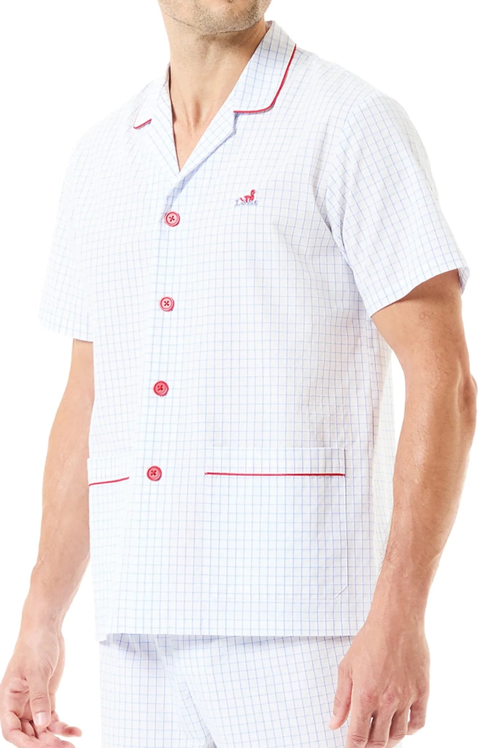 Hombre con pijama corto de verano con camiseta de pico gris y pantalón corto marino