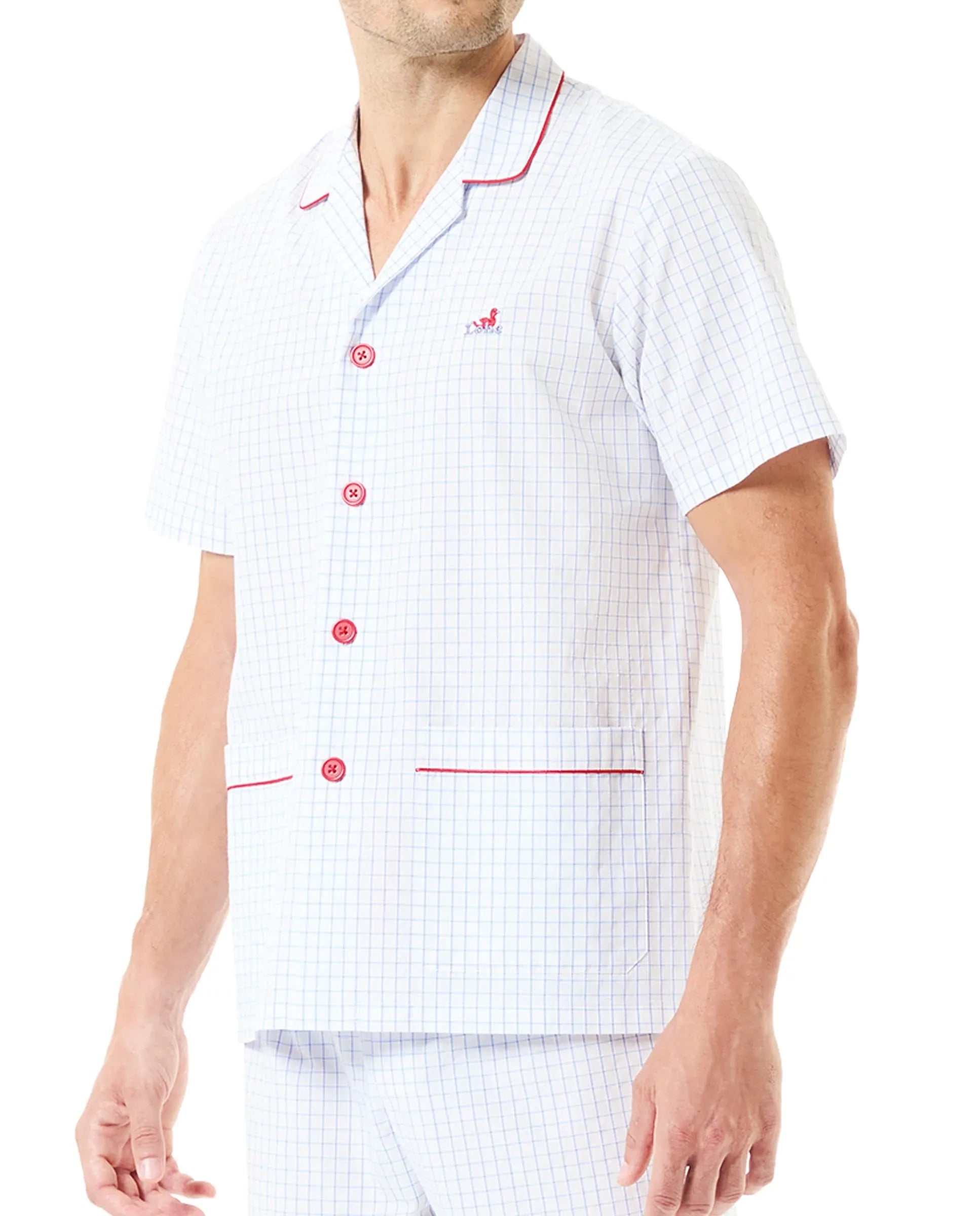 Hombre con pijama corto de verano con camiseta de pico gris y pantalón corto marino