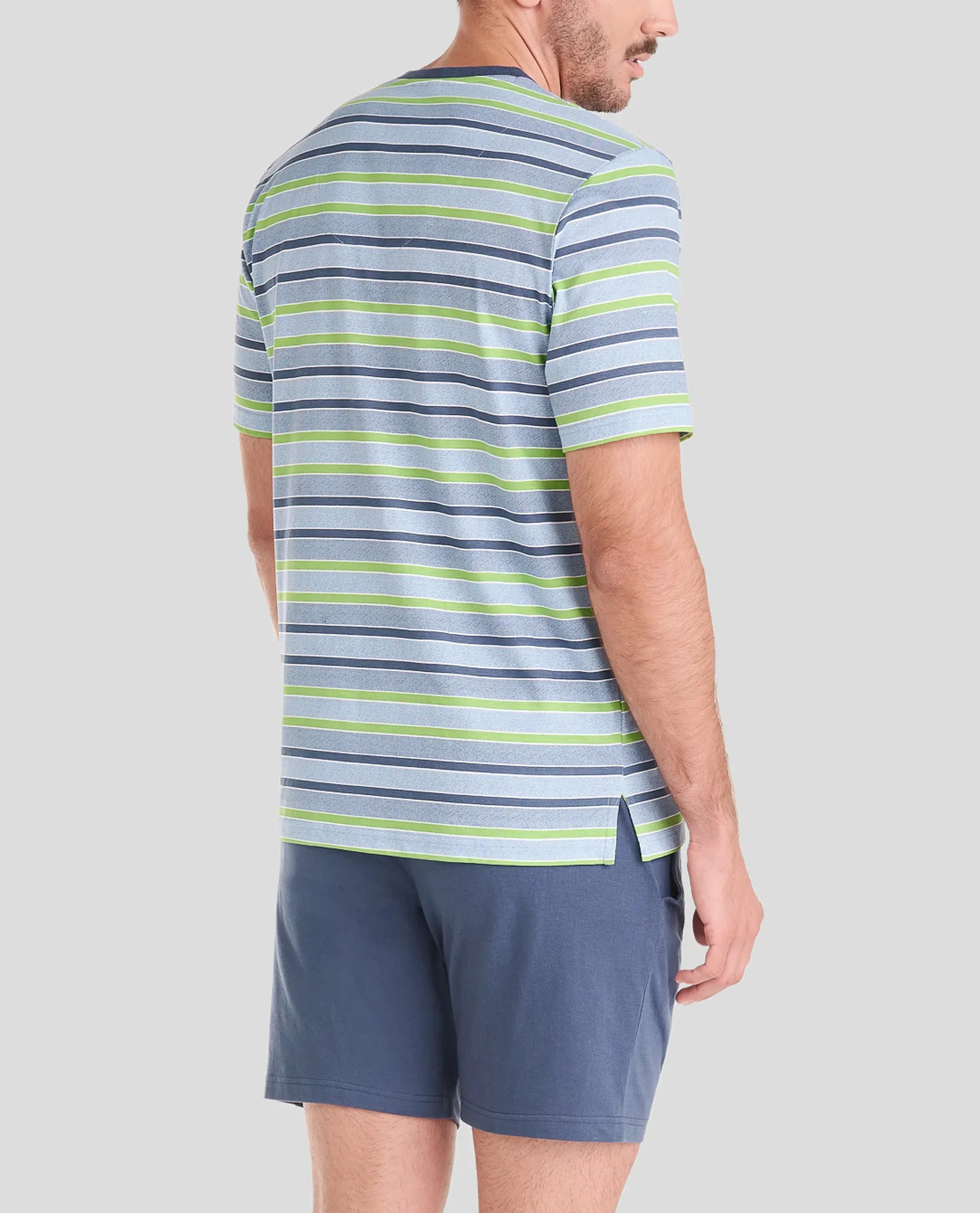 Pijama corto de hombre Lohe, top tejido estampado rayas, cuello pico, bolsillo pecho, aberturas laterales y pantalón corto liso.