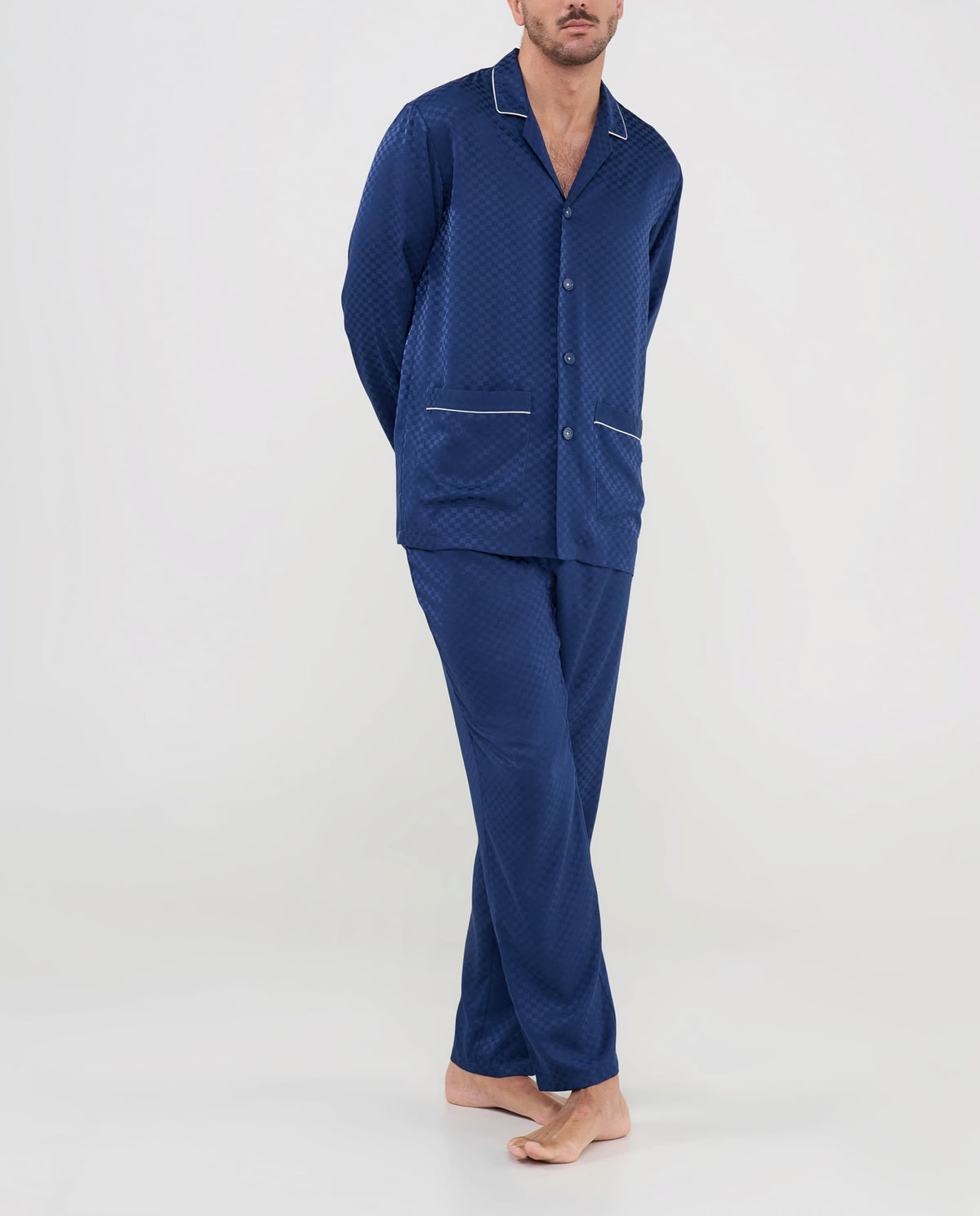 Pijama de hombre de invierno Lohe jacquard con patrón de cuadros marino y botones frontales.
