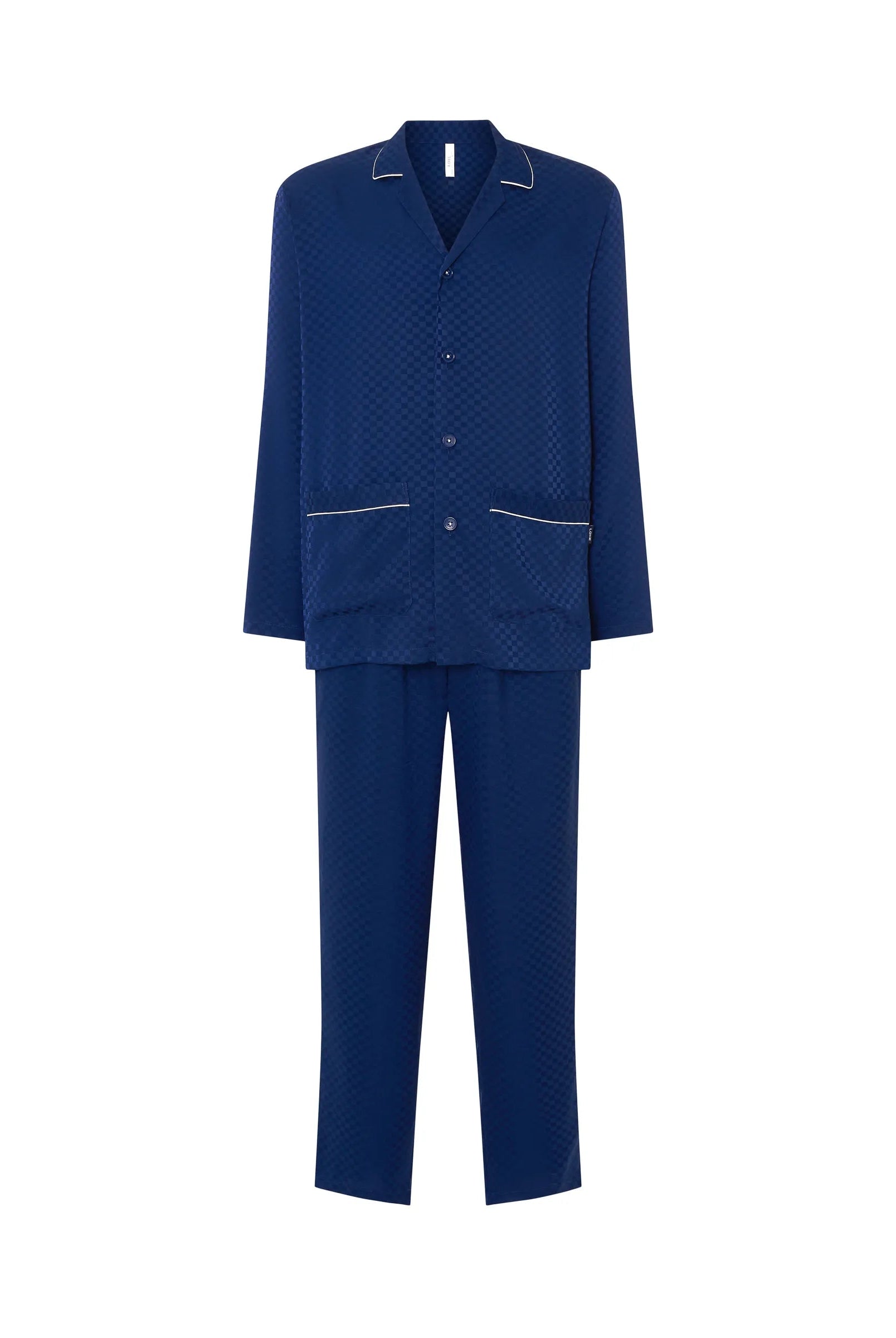 Primer plano del estampado de cuadros azules y los botones del pijama camisero de hombre Lohe.