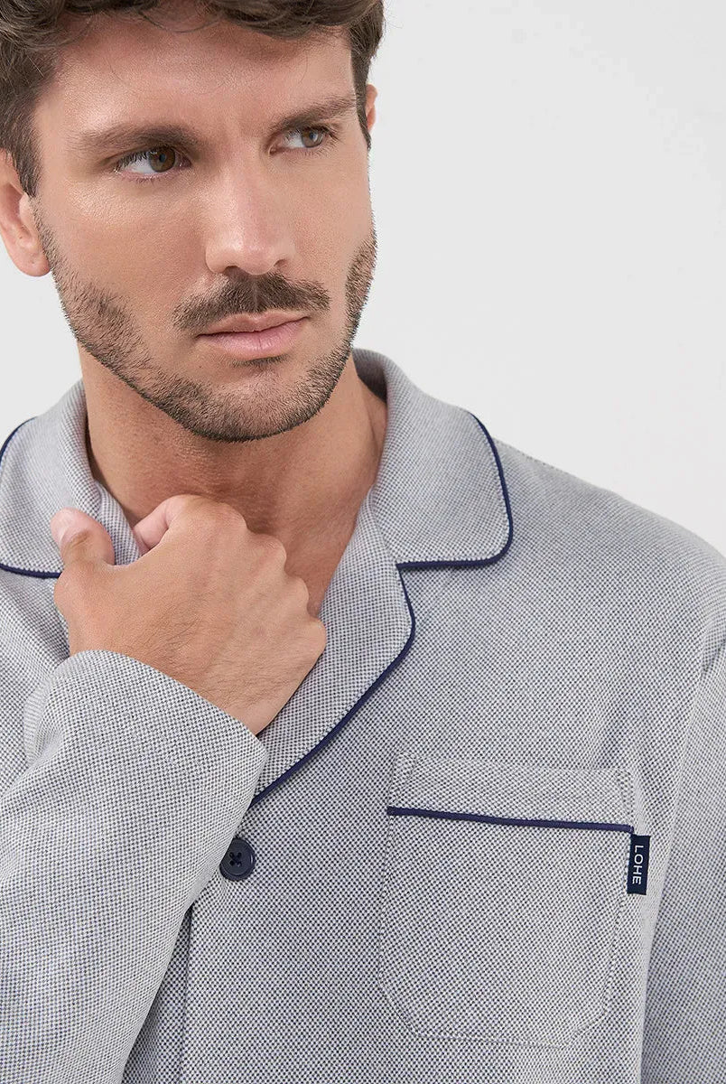 Detalle de cuello solapa con ribetes vivo negro en el pijama camisero de hombre para invierno