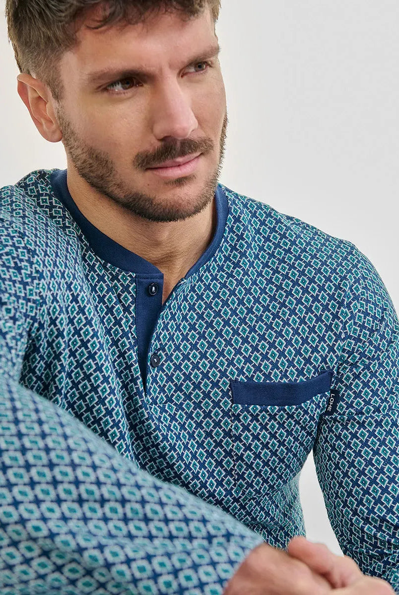 Detalle de top de pijama de caballero para invierno con cuello abierto abotonado y diseño estilo corbatero tonos azules