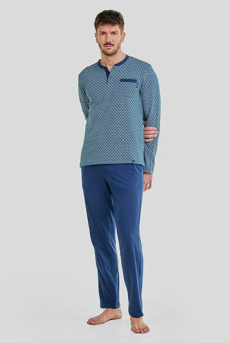 Hombre con pijama azul de manga larga de estampado geométrico, cuello abierto botones y pantalón largo