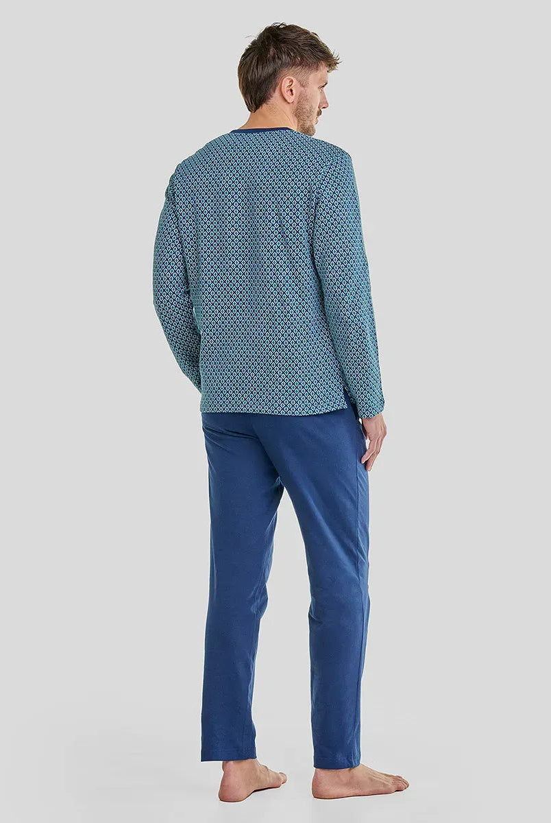Hombre de espaldas con pijama de invierno de estampado geométrico en tonos azules