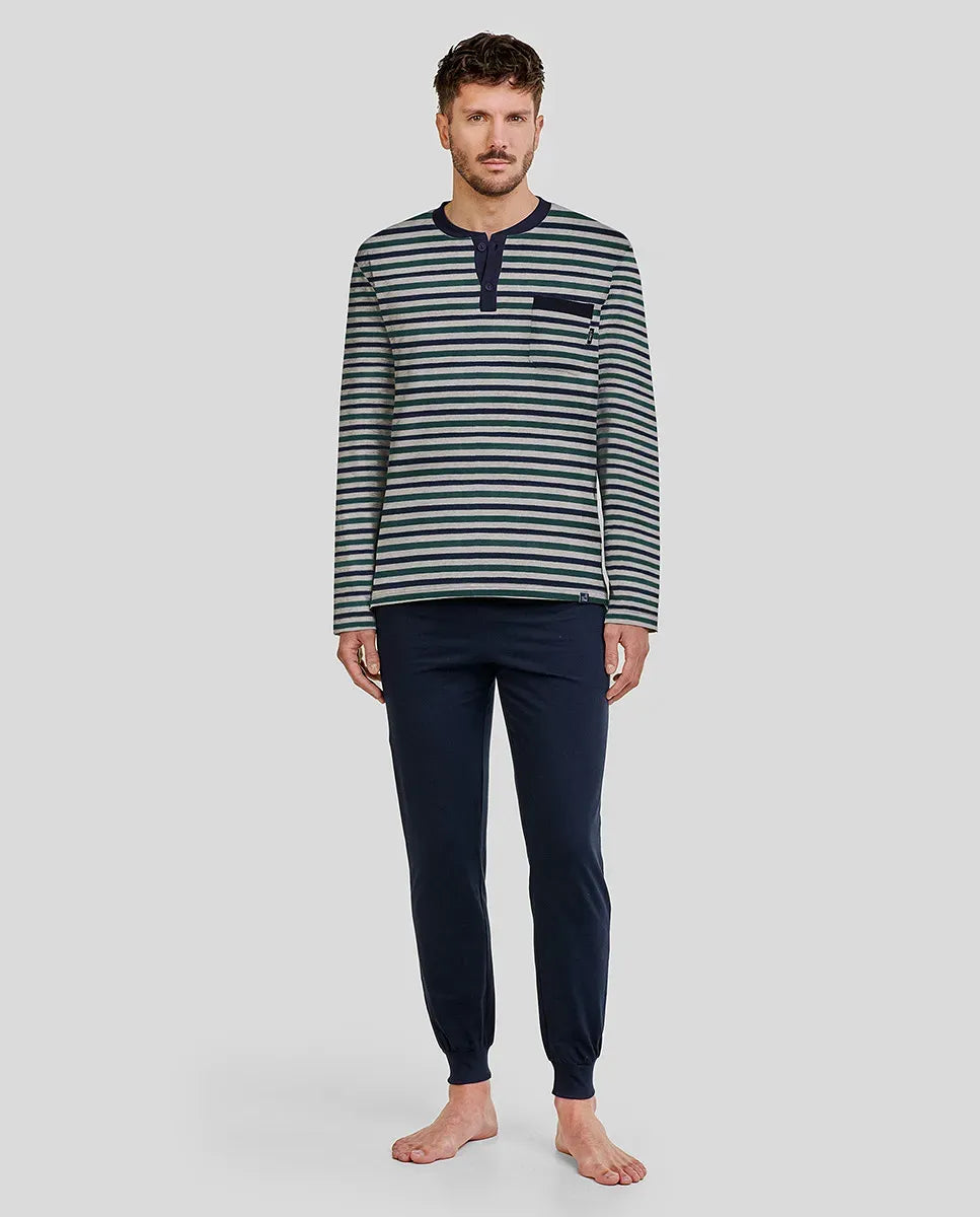 Hombre viste pijama de invierno con camiseta de manga larga a rayas y pantalón azul marino
