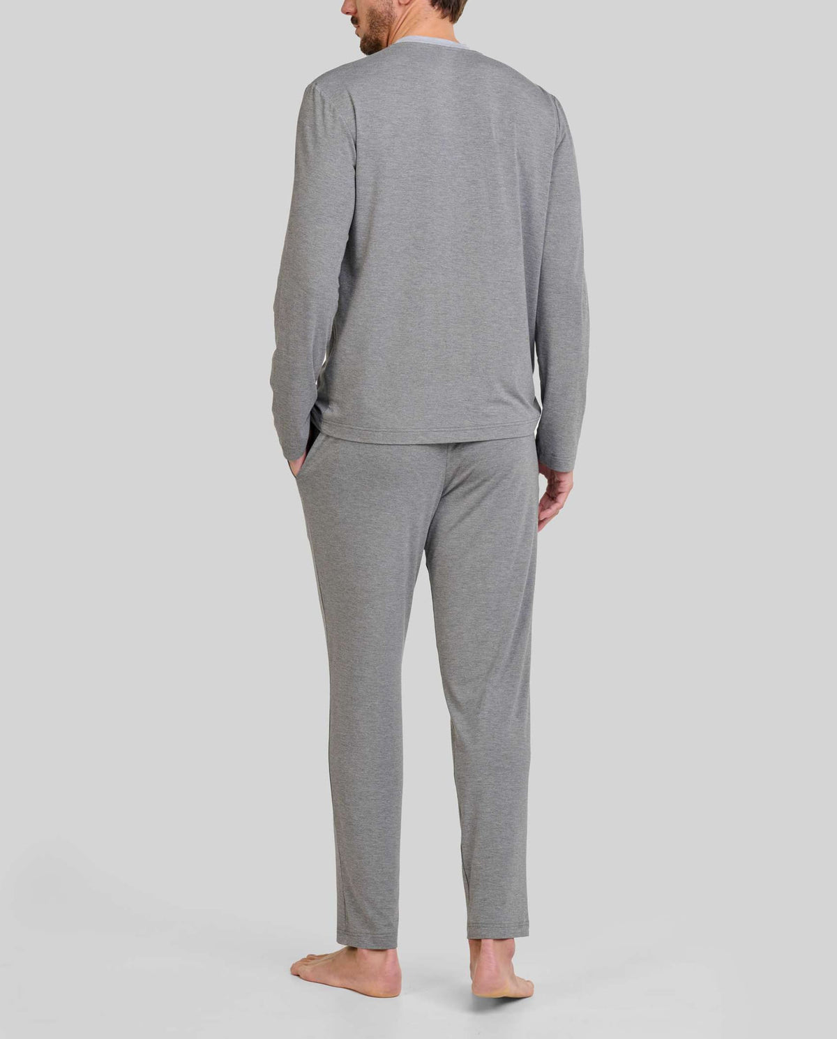 Vista de espaldas de pijama modal gris de hombre para invierno