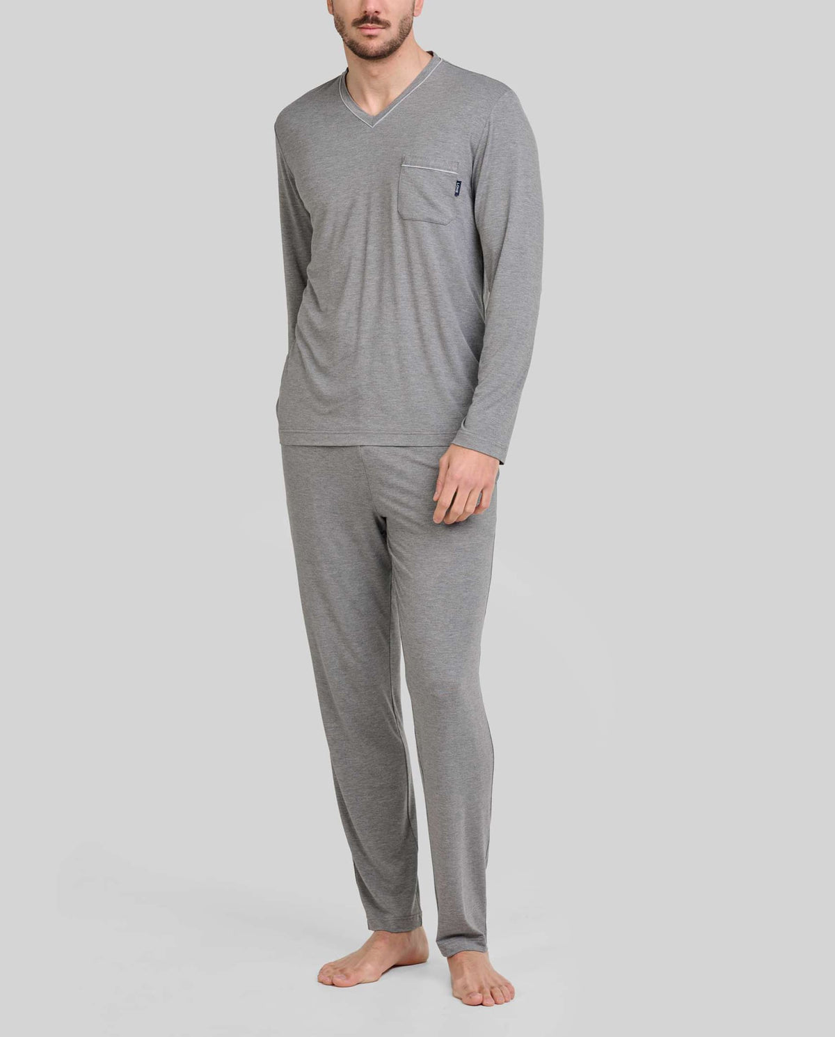 Hombre con pijama largo de invierno gris modal con cuello pico y bolsillos laterales.