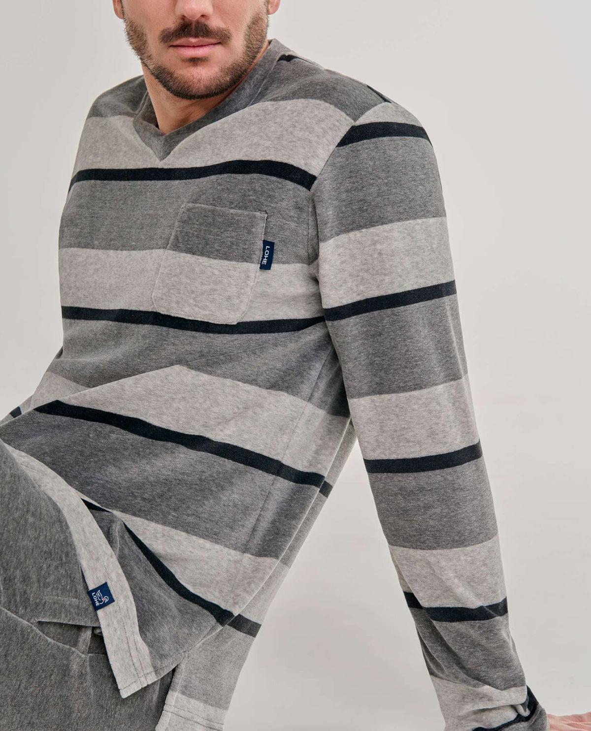 Detalle de chaquetilla de pijama de hombre de manga larga para invierno terciopelo gris rayas