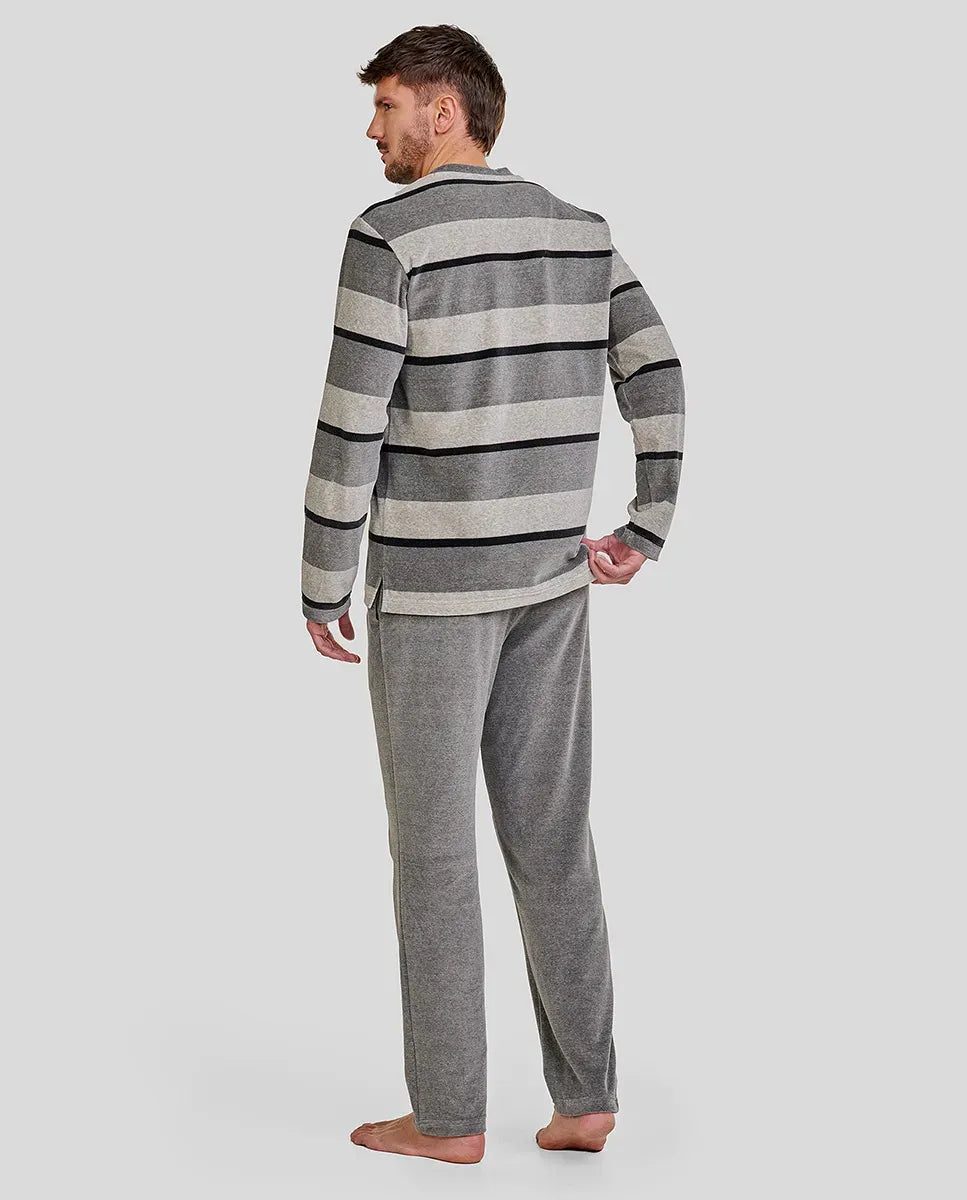 Hombre de espaldas con pijama largo de invierno gris de terciopelo
