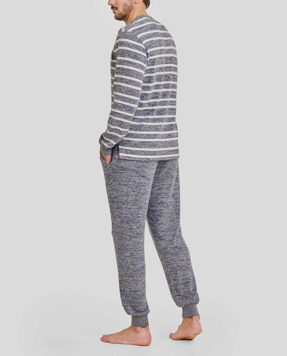 Hombre de espaldas con pijama de invierno melange rayas con bolsillos