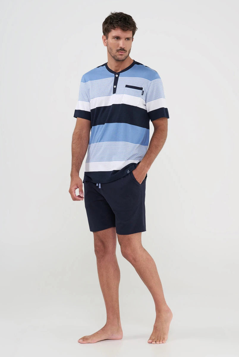 Hombre con pijama de verano de manga corta con top marino de rayas y pantalón corto liso con bolsillos