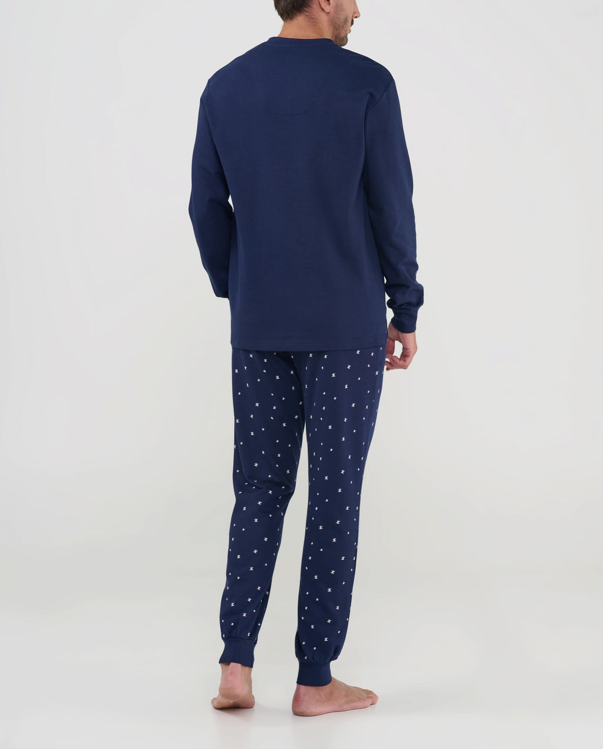Pijama de invierno para hombre, vista trasera mostrando el pantalón largo con estampado de estrellas.