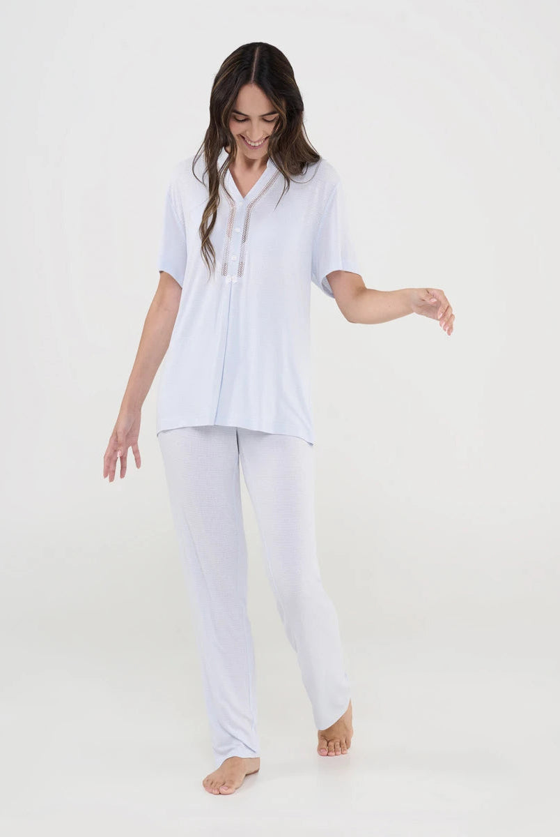 Mujer con pijama lencero de verano color celeste de manga corta y pantalón largo con escote pico y detalle entredós