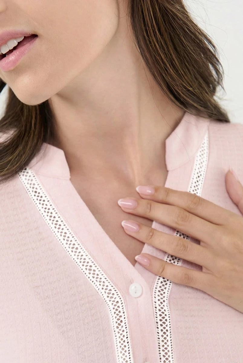 Mujer luce pijama largo de verano de manga corta en modal gris con cuello pico con raso a tono en solapa y mangas