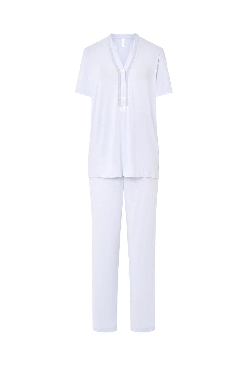 Pijama lencero de mujer celeste manga corta con cuello abierto con pata y botones y detalle entredós.