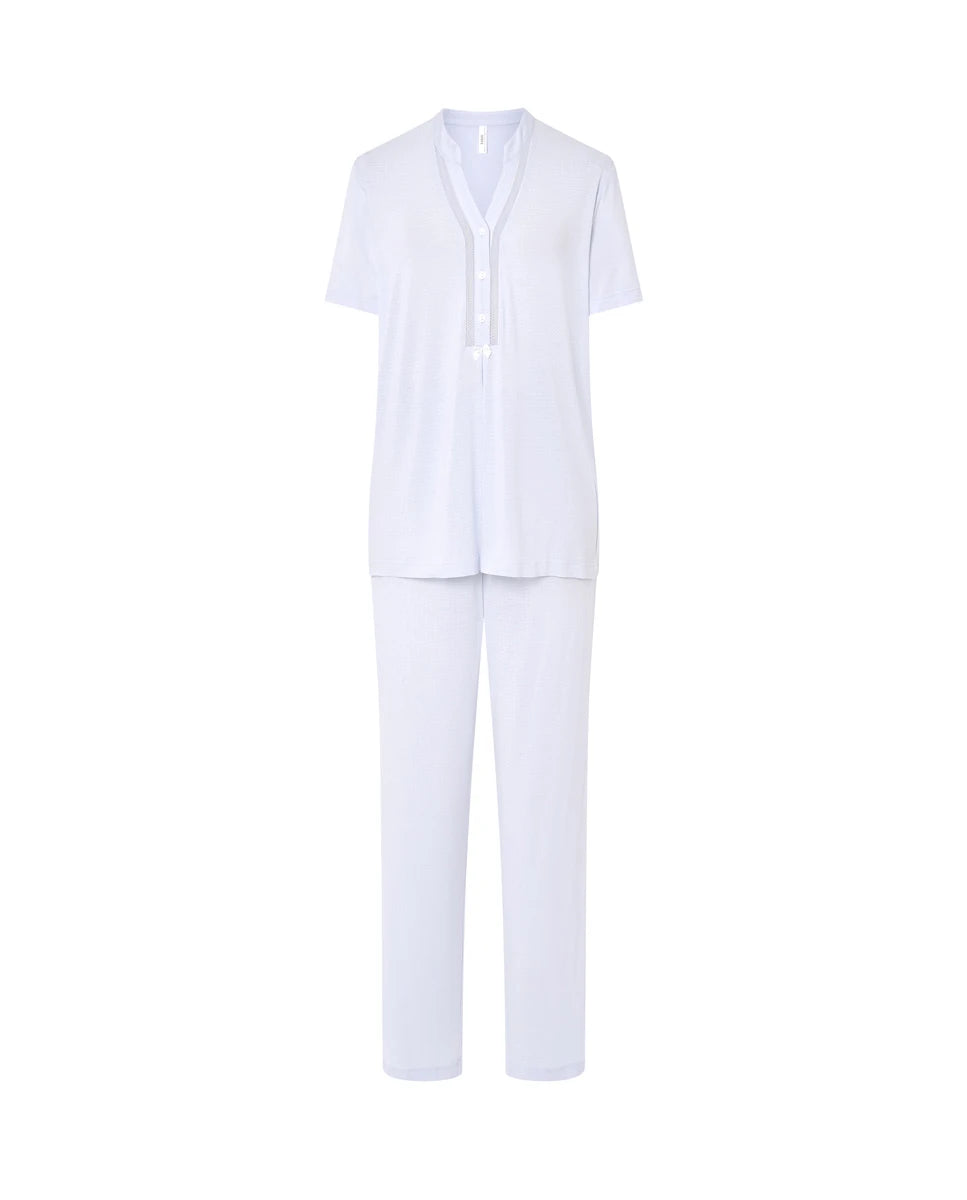 Pijama lencero de mujer celeste manga corta con cuello abierto con pata y botones y detalle entredós.