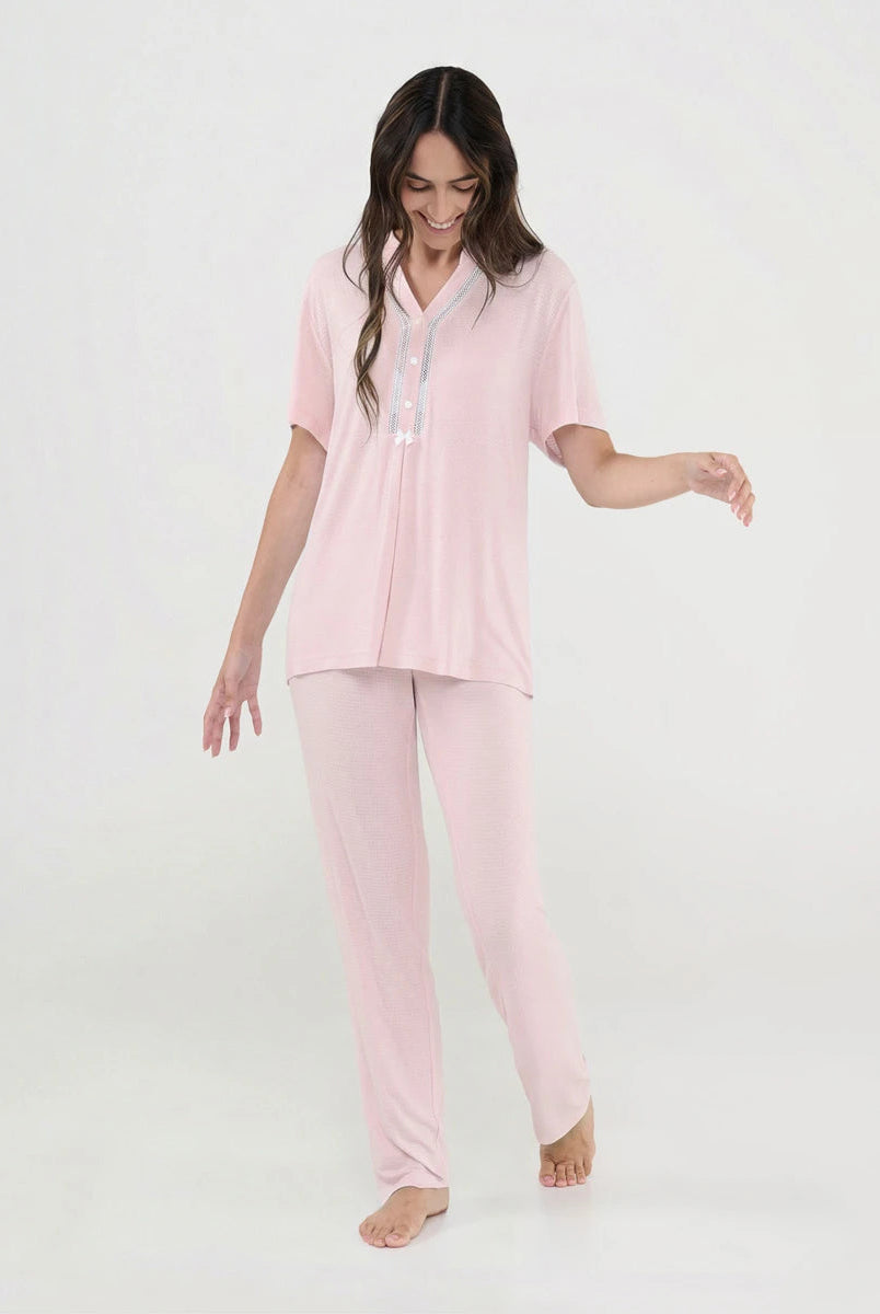 Mujer luce camisón lencero celeste de manga corta y escote en V con botones y entredós
