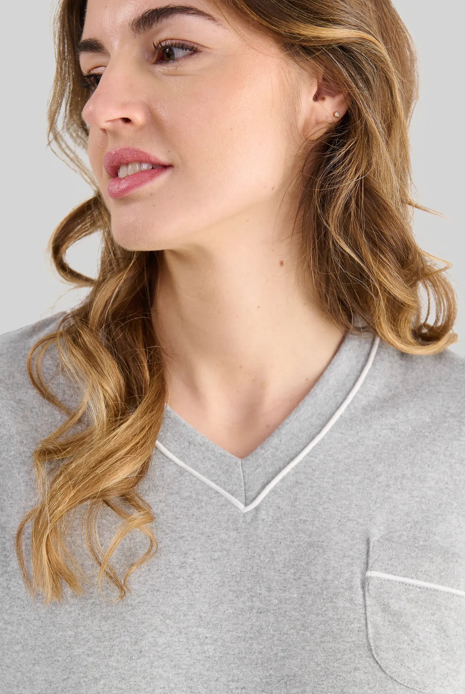 Detalle de top de pijama de mujer melange gris con escote de pico y bolsillo