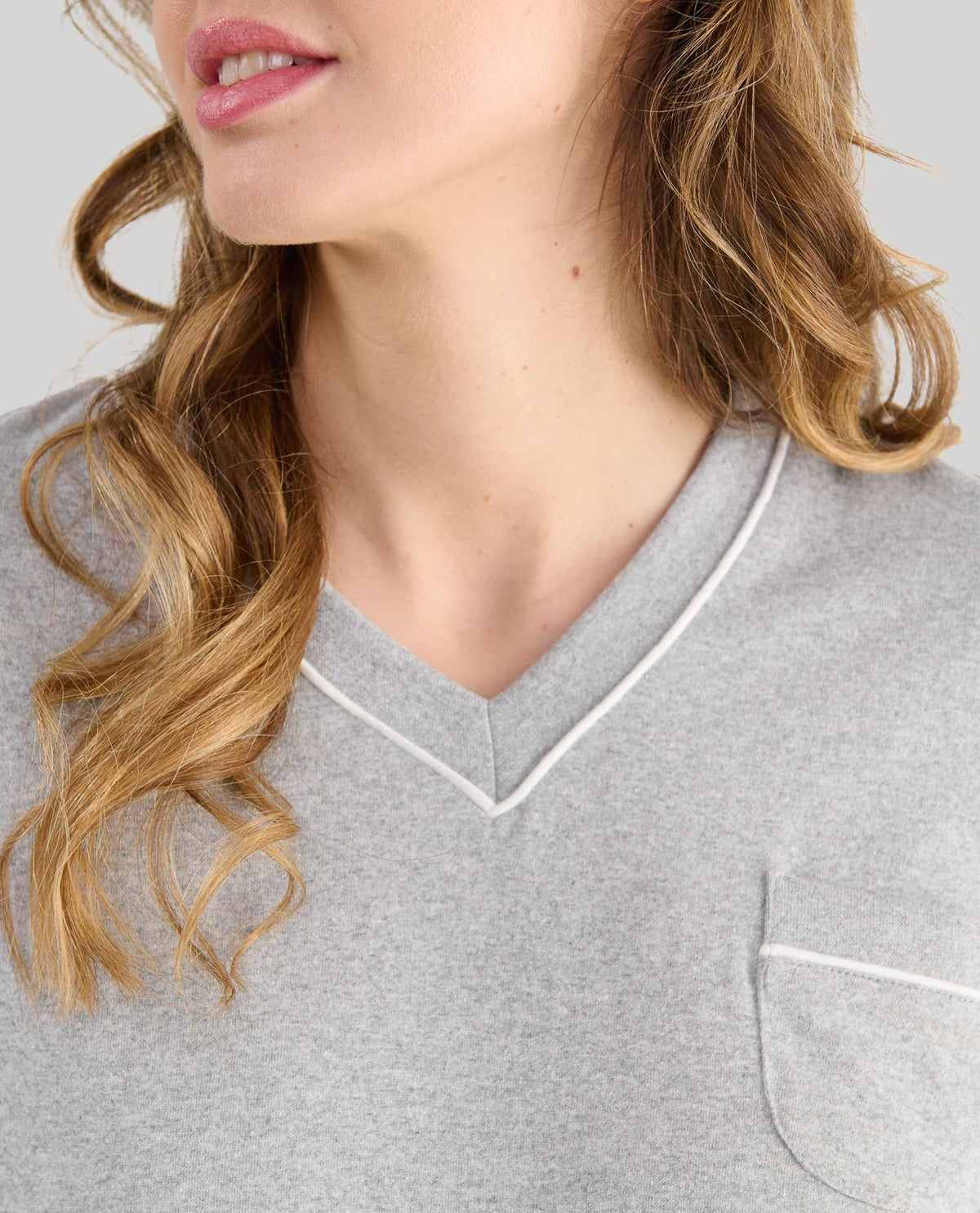Detalle de top de pijama de mujer melange gris con escote de pico y bolsillo