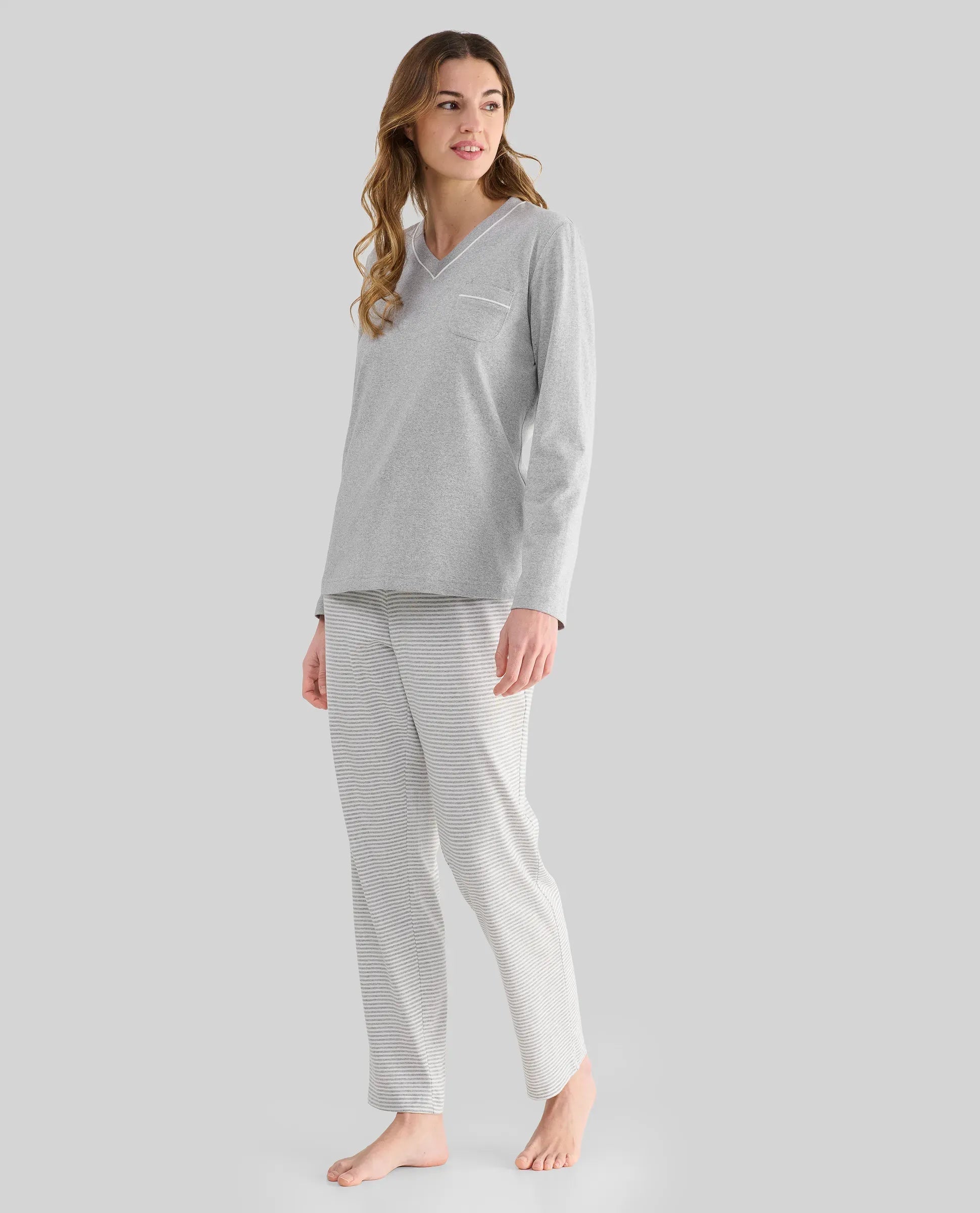 Pijama largo de mujer melange gris con cuello pico y pantalón a rayas
