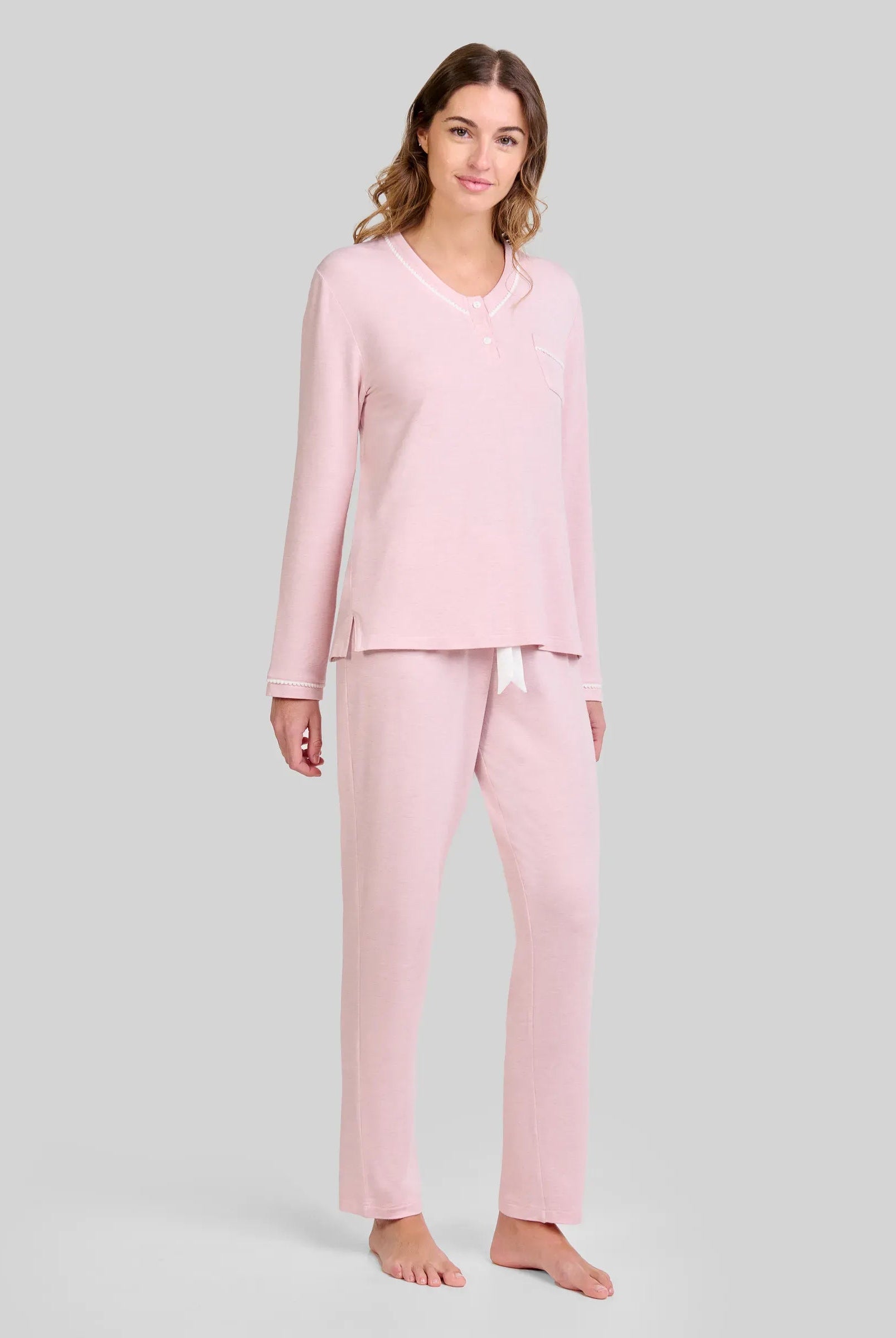 Mujer con pijama largo de invierno melange rosa con cuello pico decorado con ribete blanco