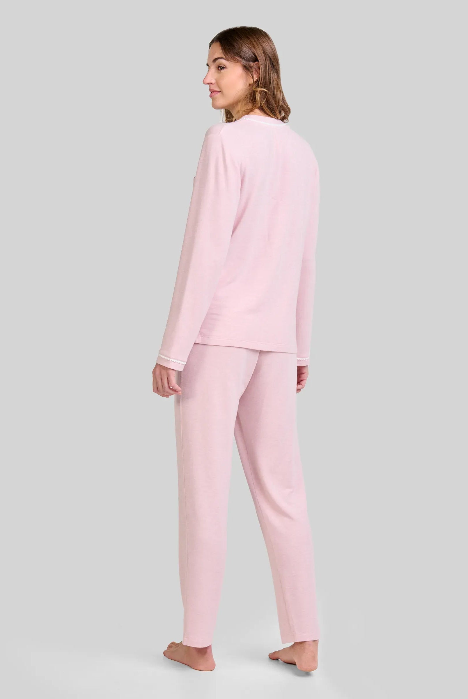 Modelo de espaldas con pijama de invierno vigoré en suave tono rosa