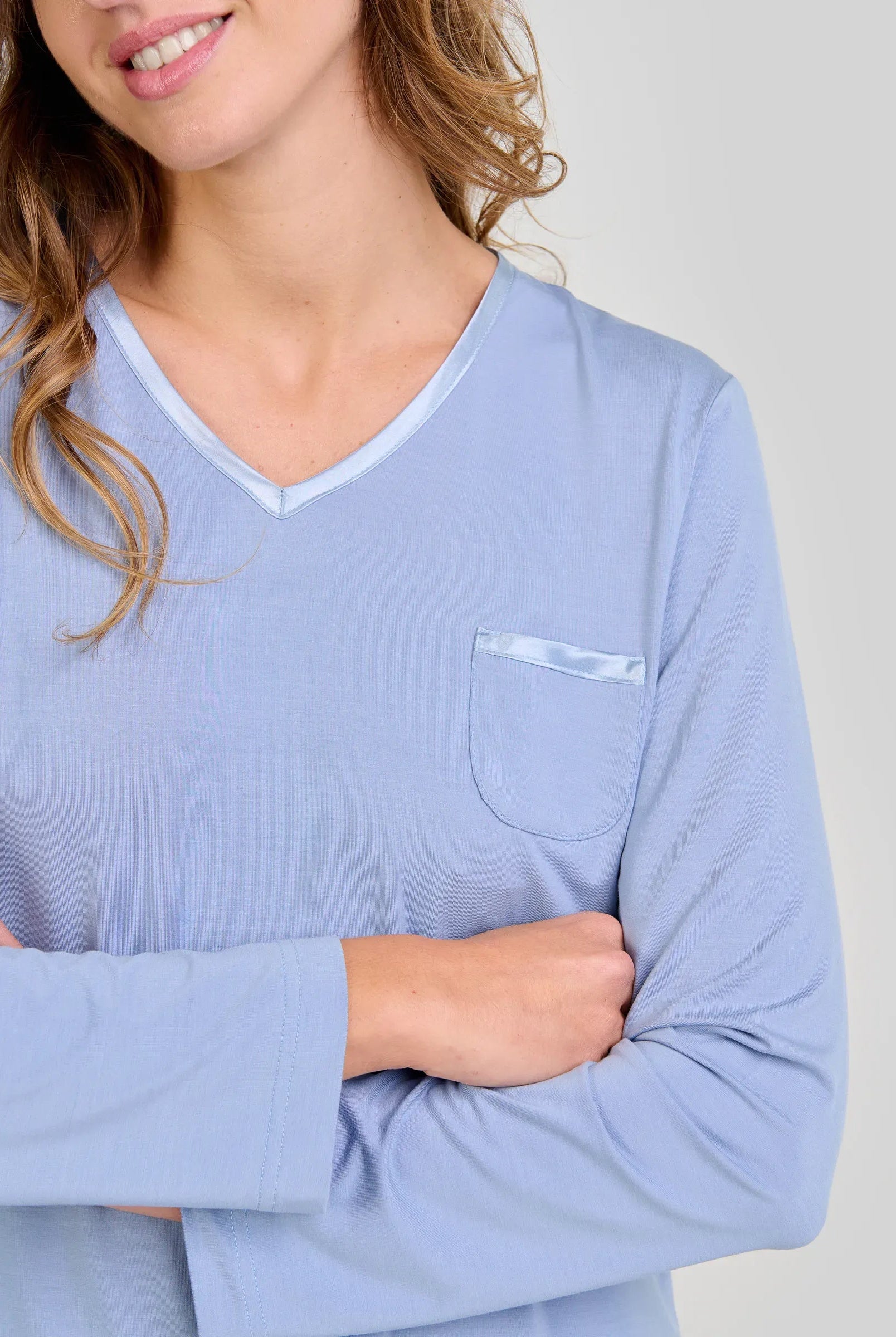 ✅ Pijama largo de mujer en modal y escote en pico detalles raso | LOHE ®