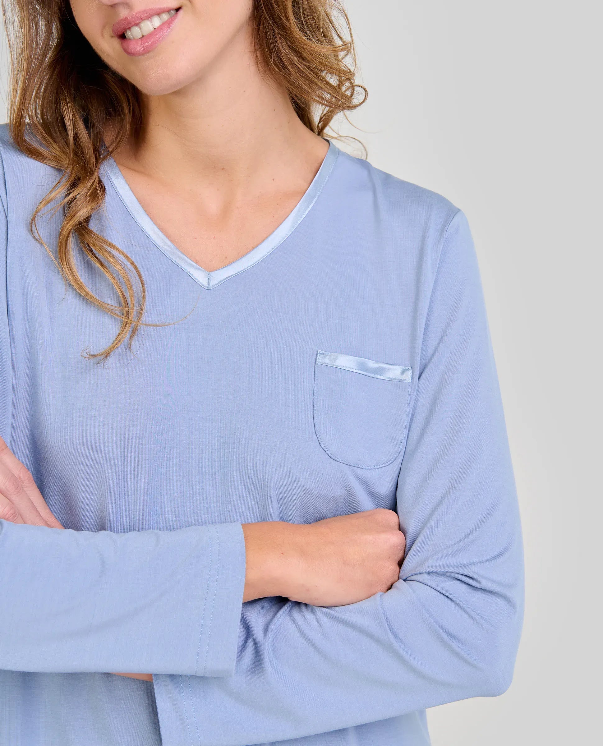 ✅ Pijama largo de mujer en modal y escote en pico detalles raso | LOHE ®