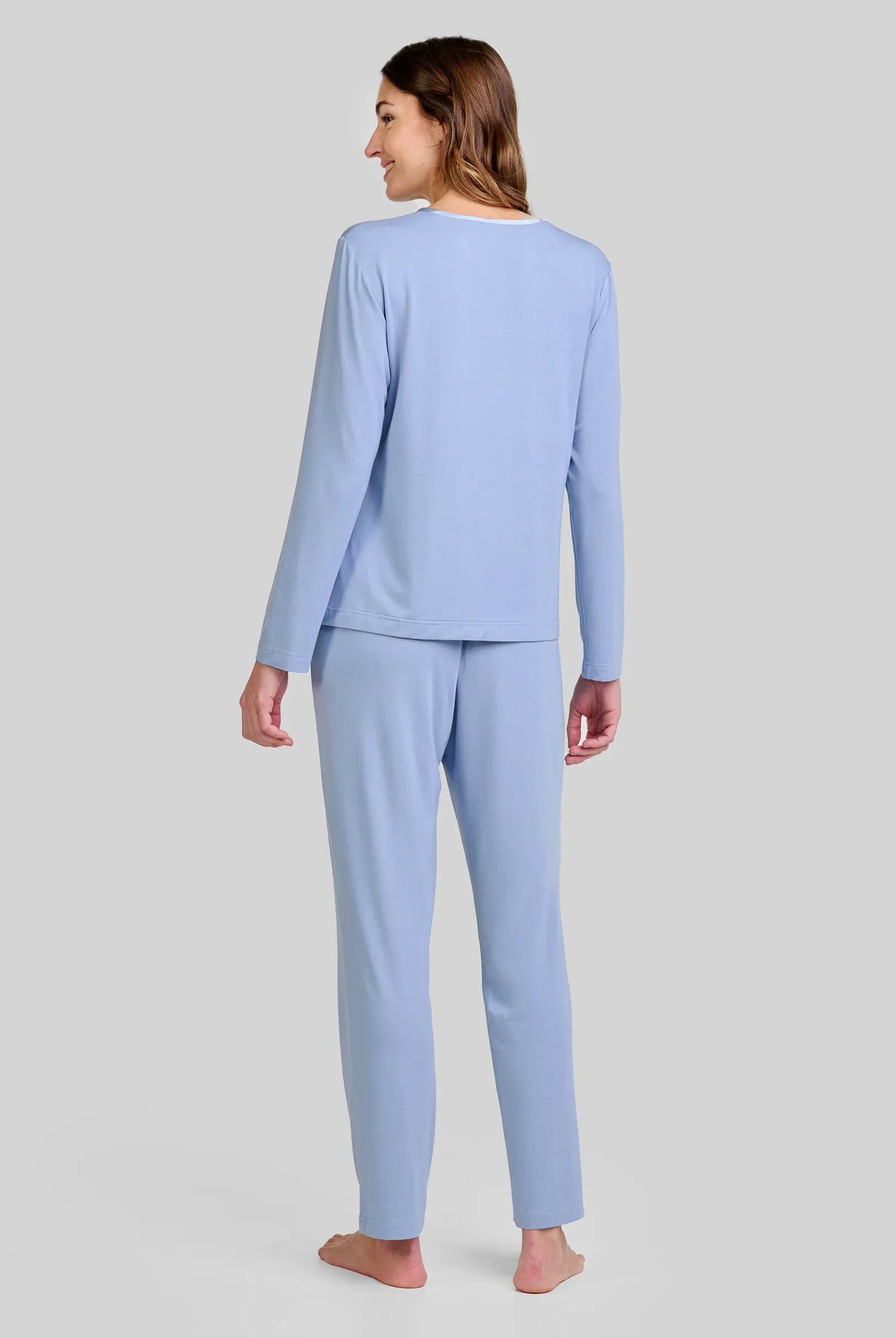 Pijama de mujer en modal azul, escote en pico con raso y pantalón largo con lazo de raso en cintura.
