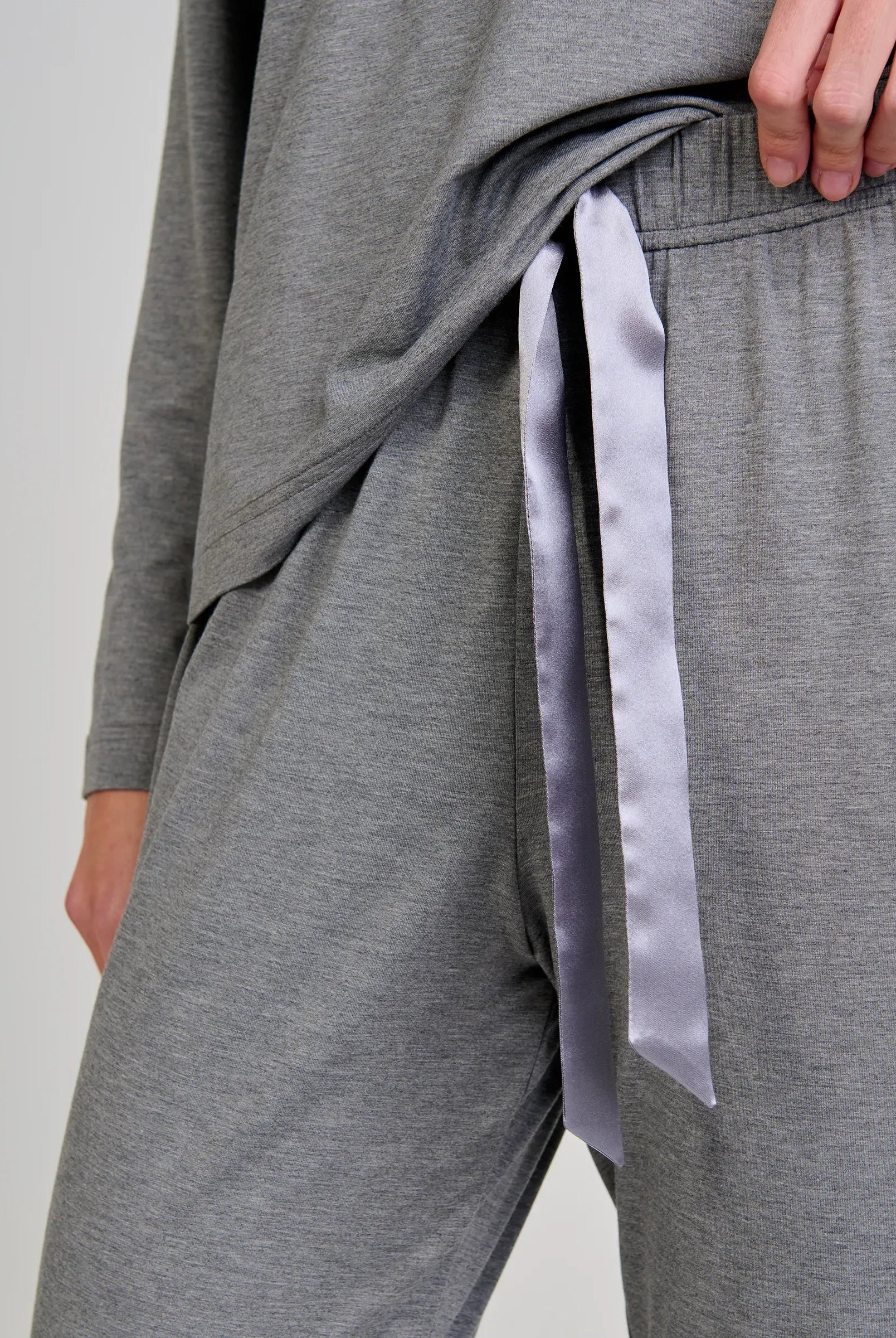 Detalle de top de pijama de mujer melange gris con escote de pico y bolsillo
