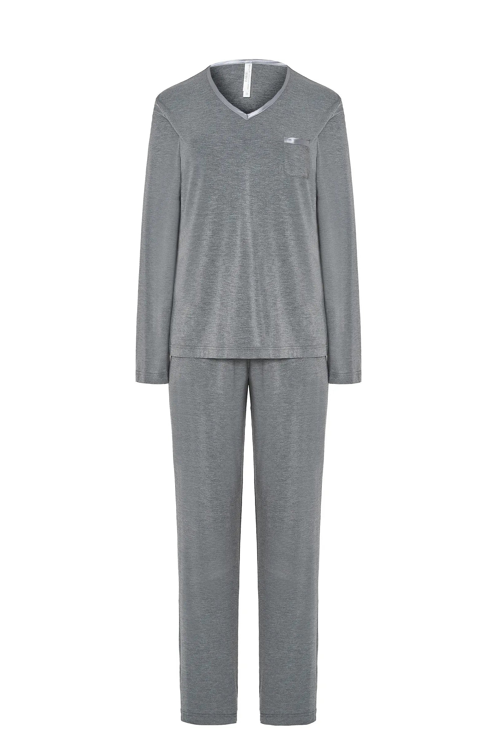 Detalle del cinturón de la bata de mujer de invierno en modal gris con detalles de raso