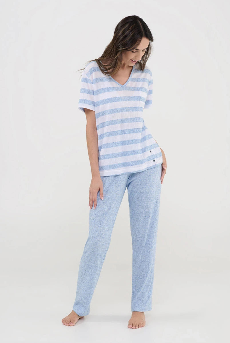 Mujer luce pijama largo de verano con camiseta de rayas de manga corta y cuello pico y pantalón largo a juego