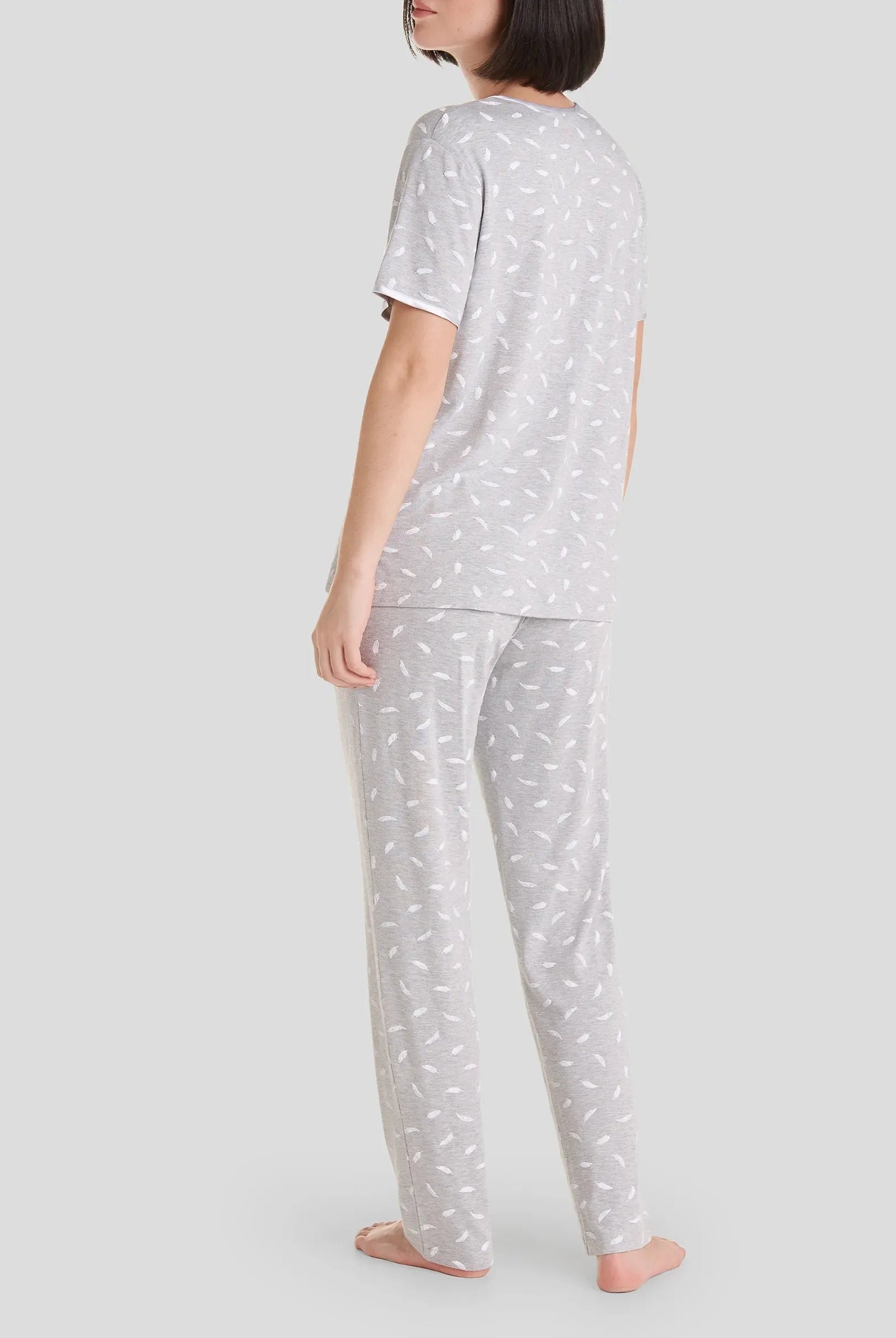 Vista trasera de elegante pijama largo de manga corta gris de mujer para verano