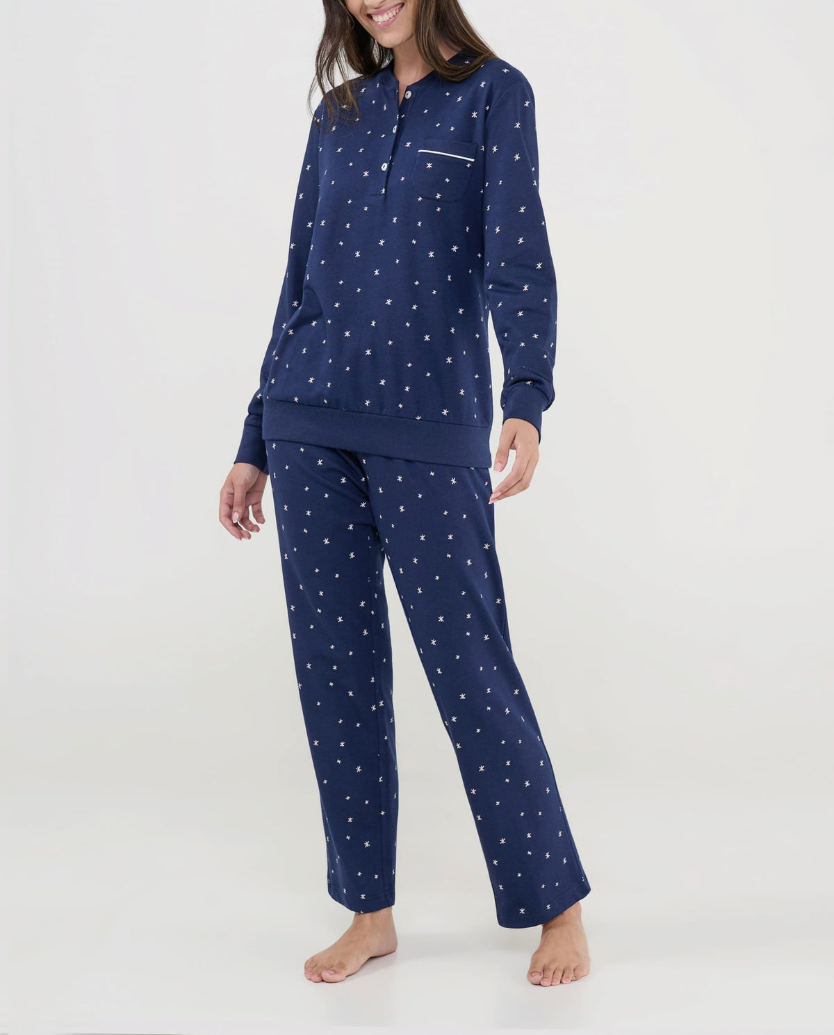 Pijama mujer marino con estampado de estrellas, vista frontal, cuello abierto y botones