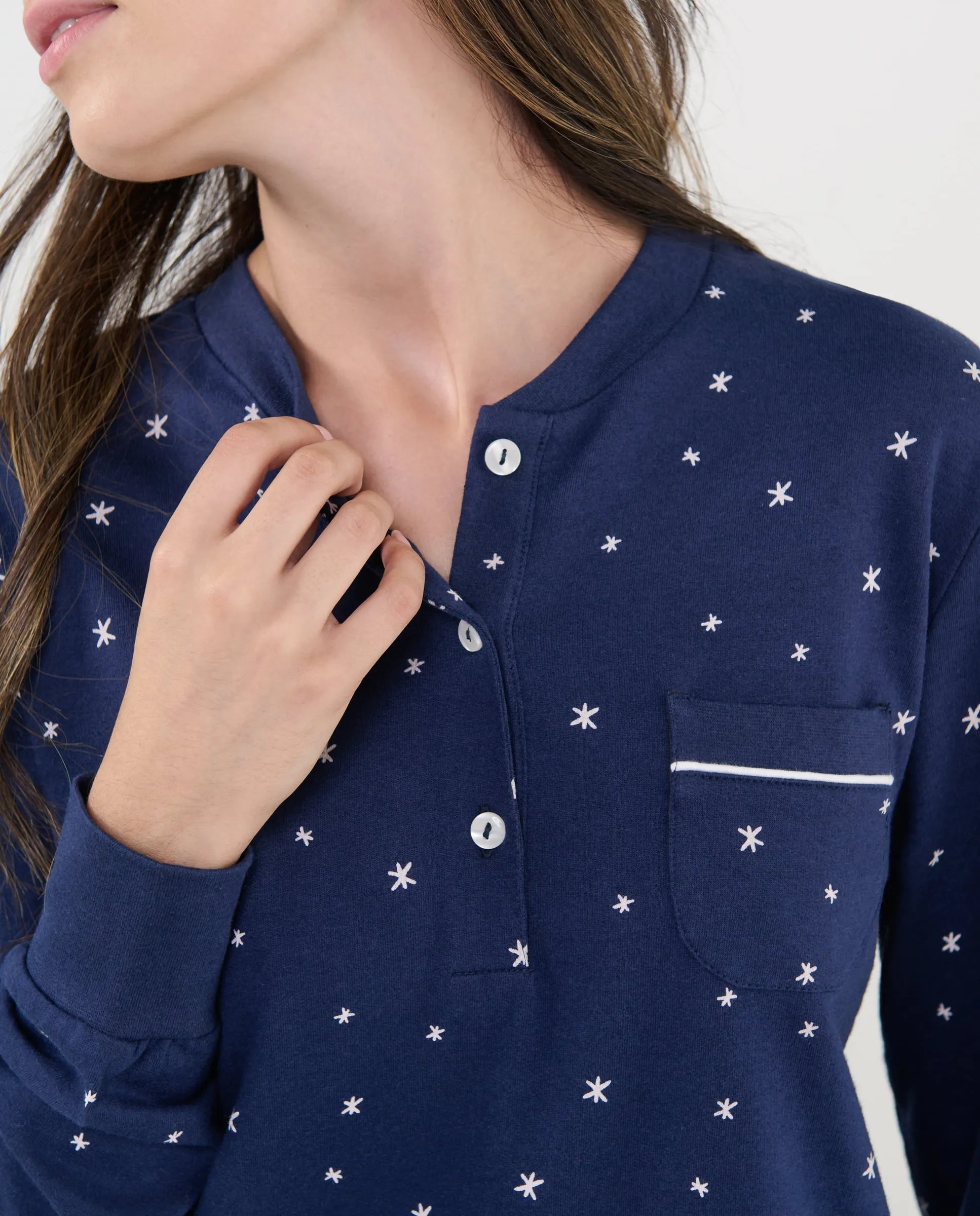 Detalle del estampado de estrellas en pijama mujer marino, cuello con botones y tejido suave